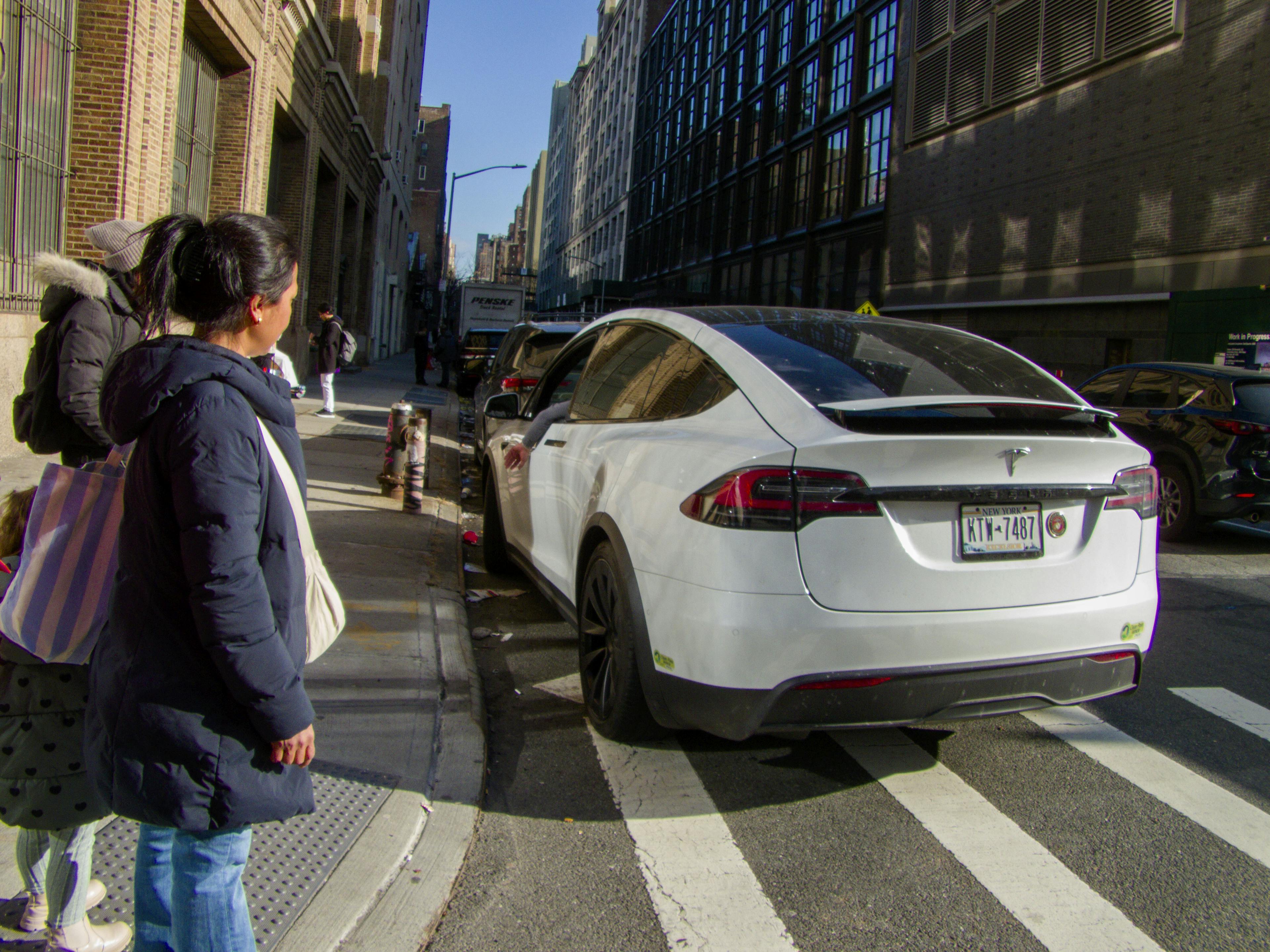 Ein weißer Tesla auf einer Straße in New York.