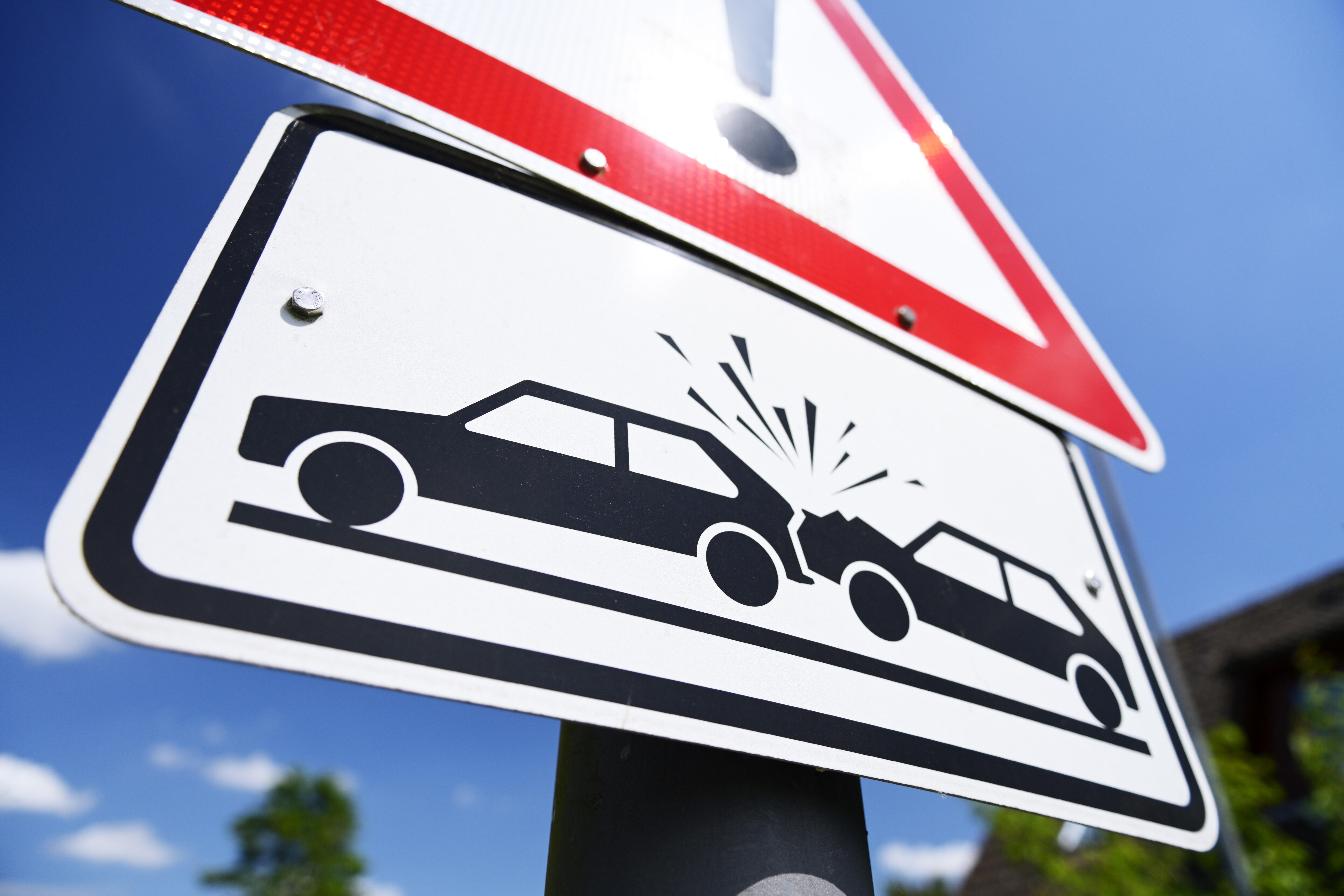 Ein Verkehrsschild weist auf eine erhöhte Unfallgefahr hin.