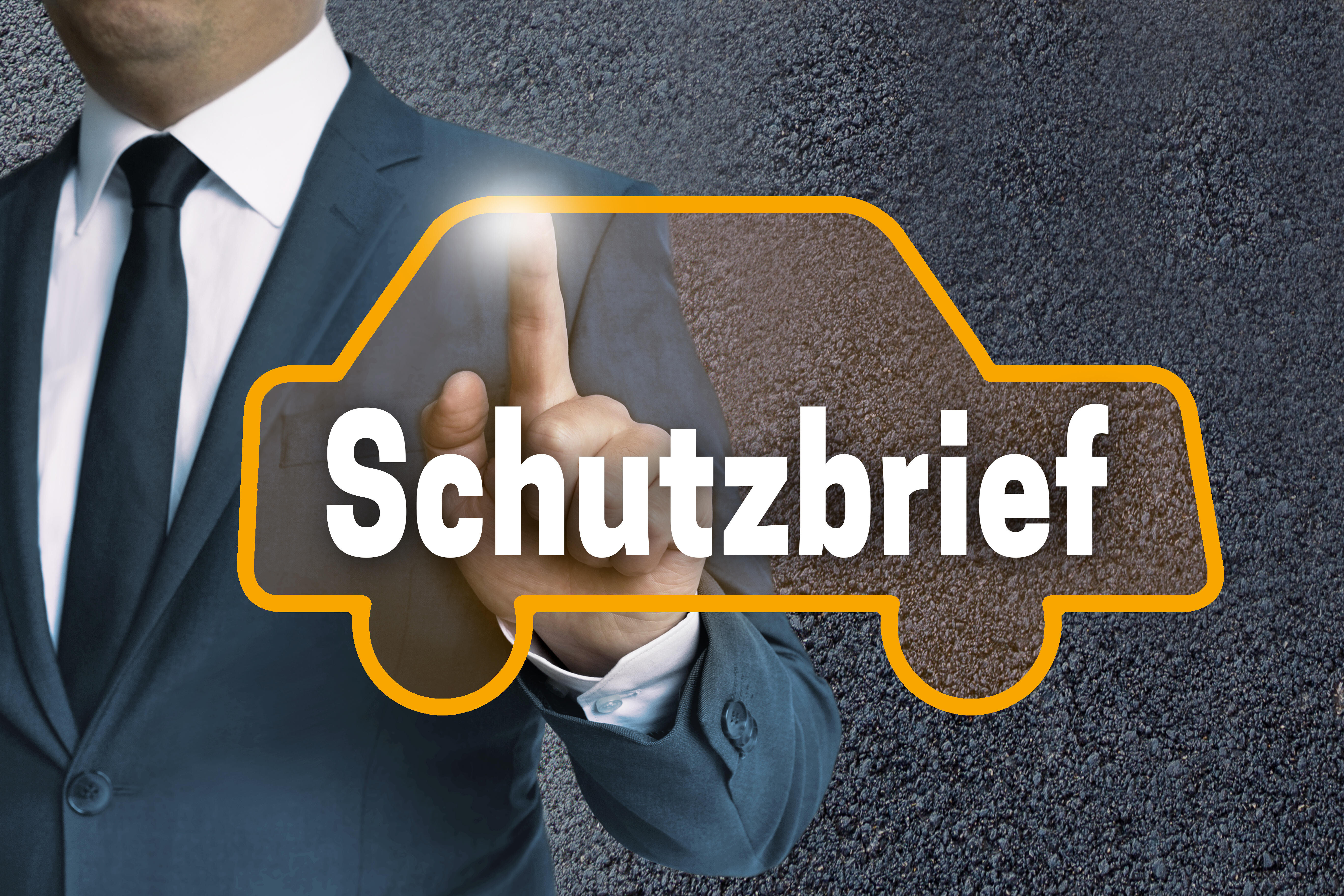 Ein Mann zeigt auf ein grafisch eingefügtes Element in Autoform. Es trägt die Aufschrift "Schutzbrief".