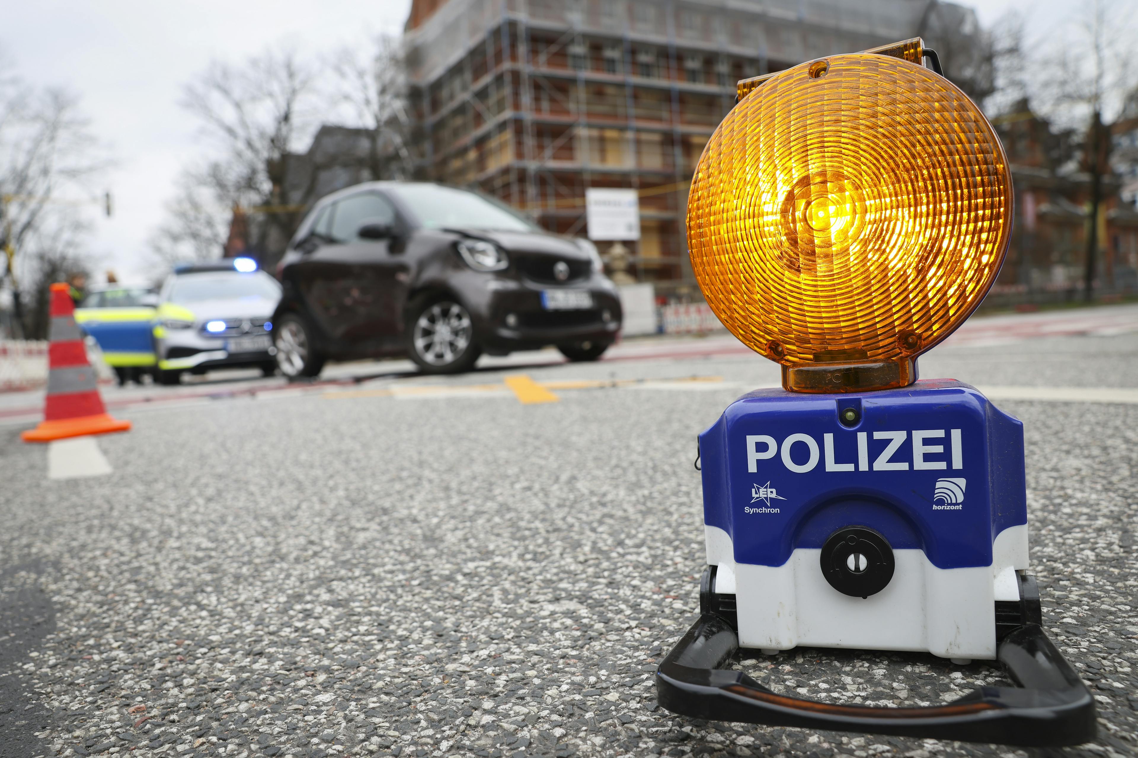 Die Polizei hat eine Unfallstelle abgesperrt und mit gelben Warnlampen markiert.