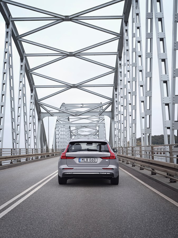 Grauer Volvo V69 fährt über eine Brücke - Ansicht von hinten