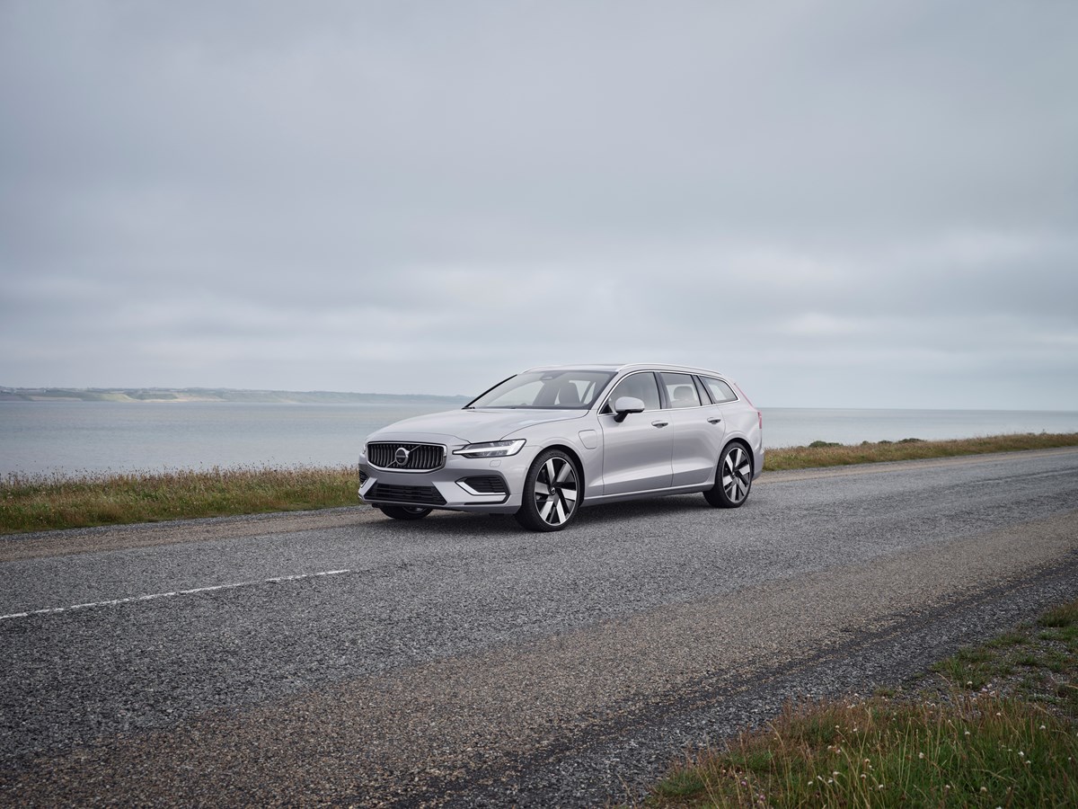 Grauer Volvo V60 fährt auf einer Landstraße