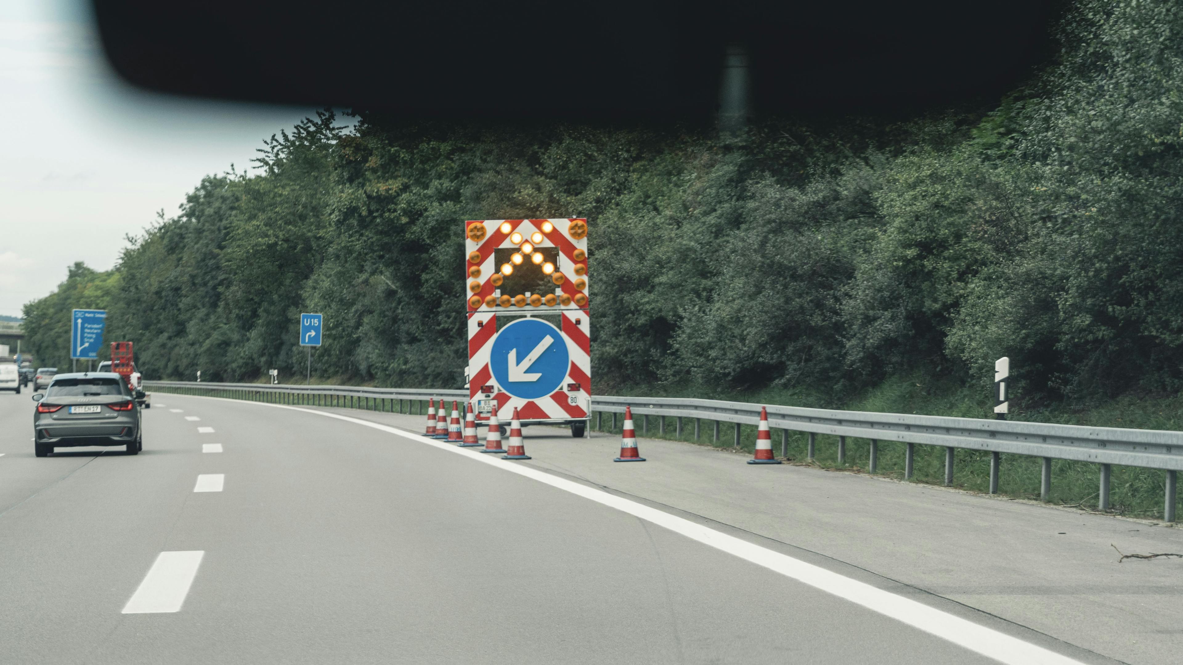 Baustellenwarnschild am Rand einer Autobahn