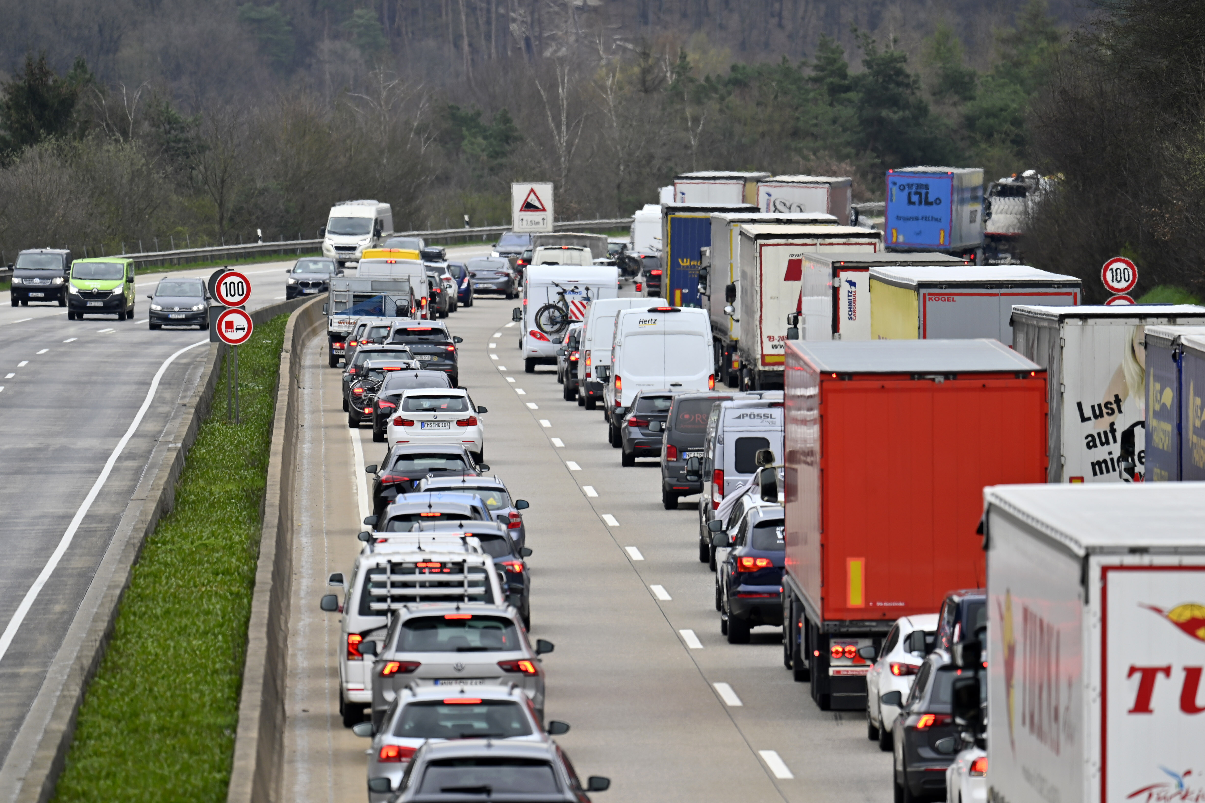 Verschiedene Fahrzeuge stehen auf der Autobahn im Stau.