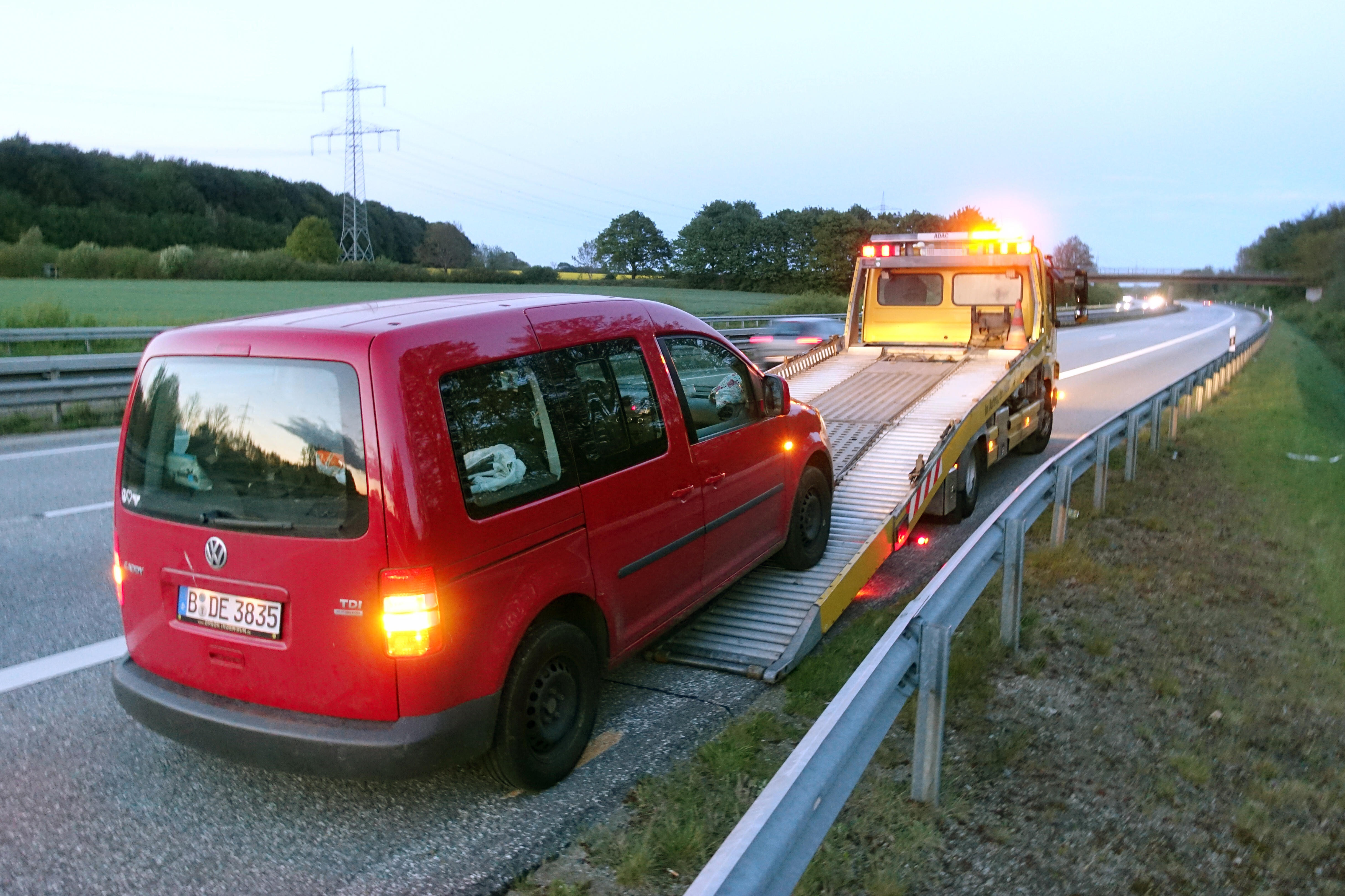 Ein roter VW wird auf den Abschleppwagen gezogen.