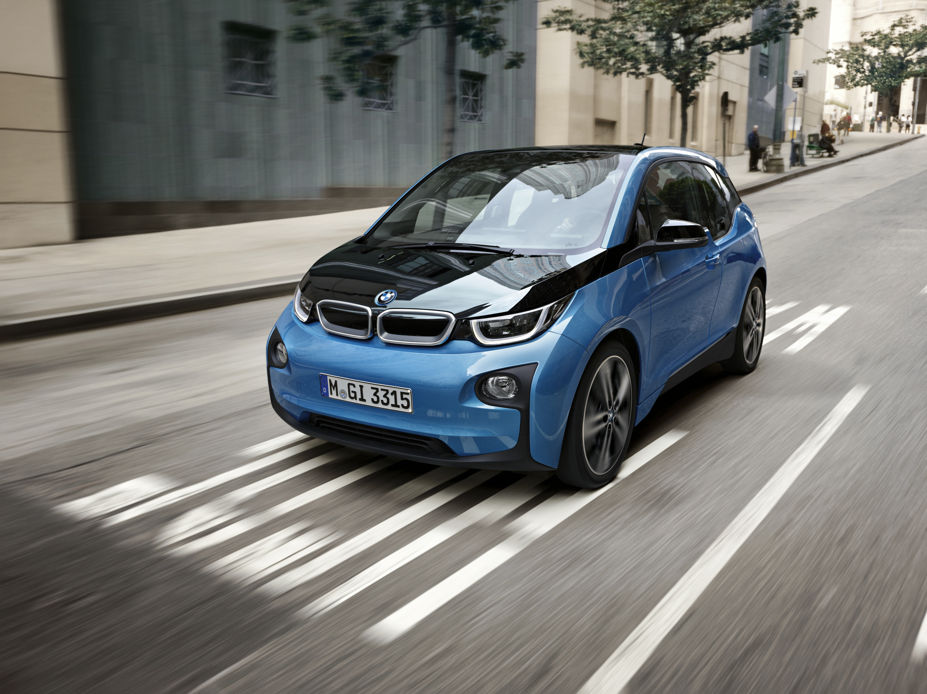 Ein blauer BMW i3 fährt in der Stadt.