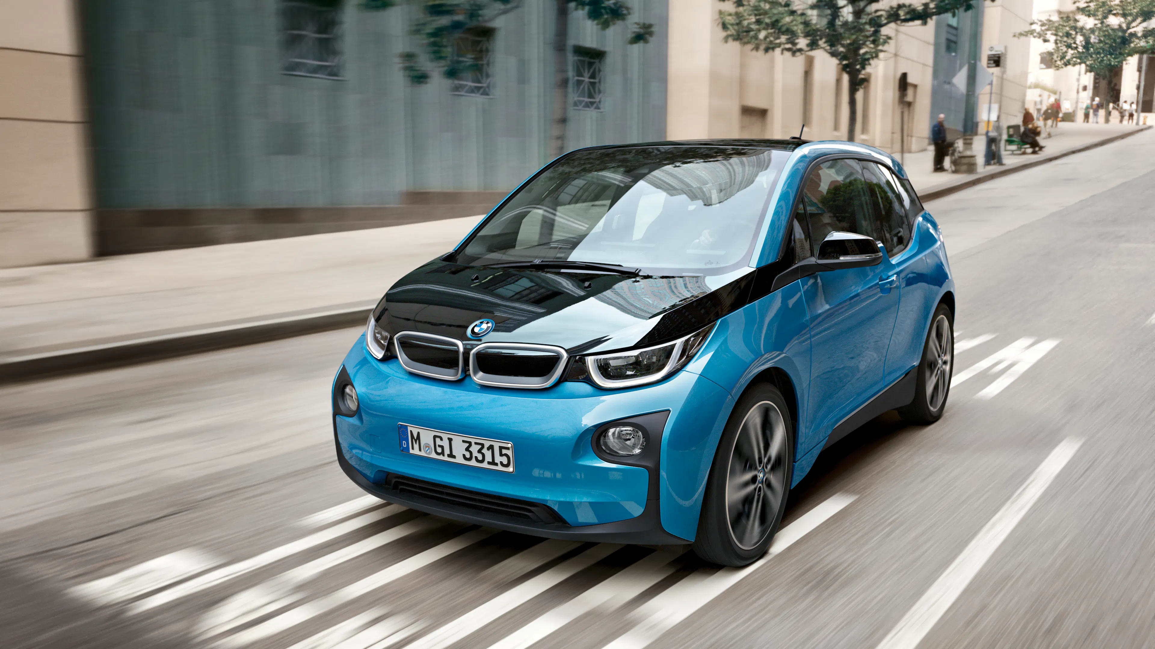 Ein blauer BMW i3 fährt in der Stadt.