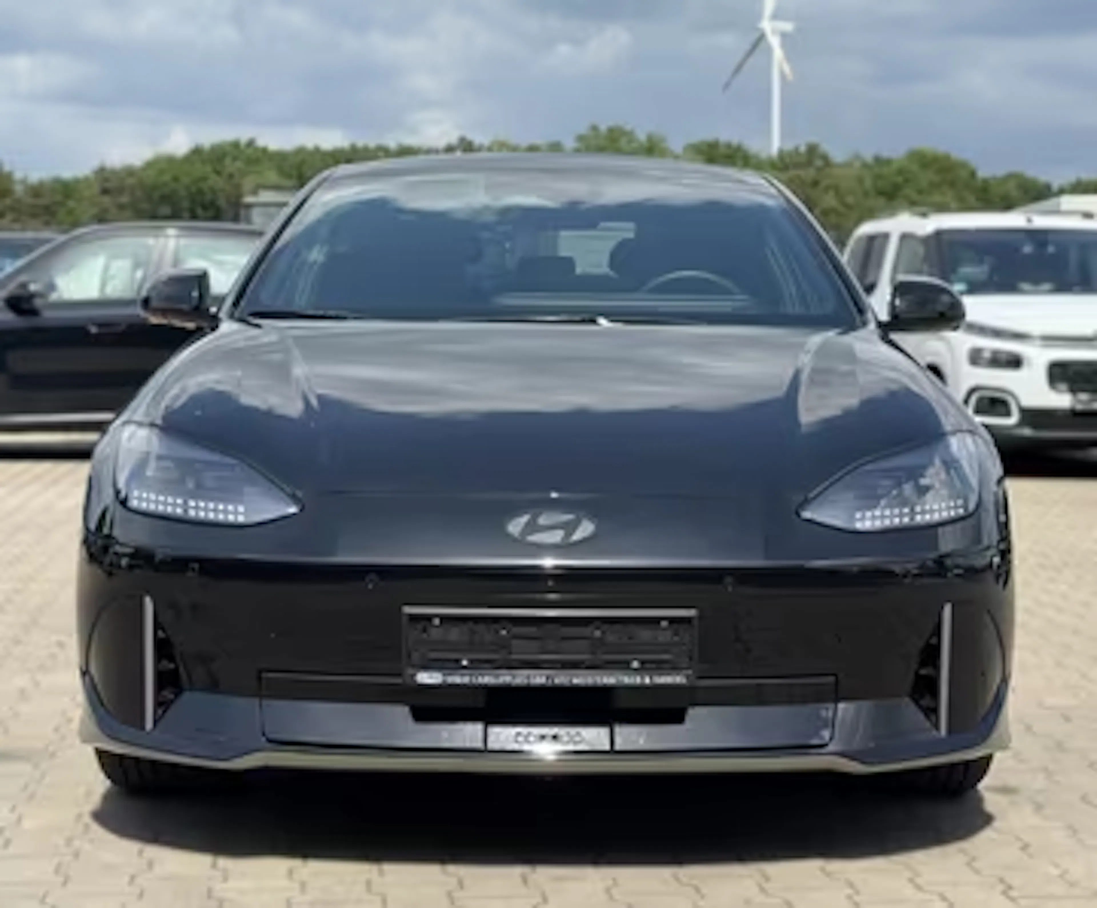 Ein schwarzer Hyundai Ioniq 6 steht auf einem Parkplatz.