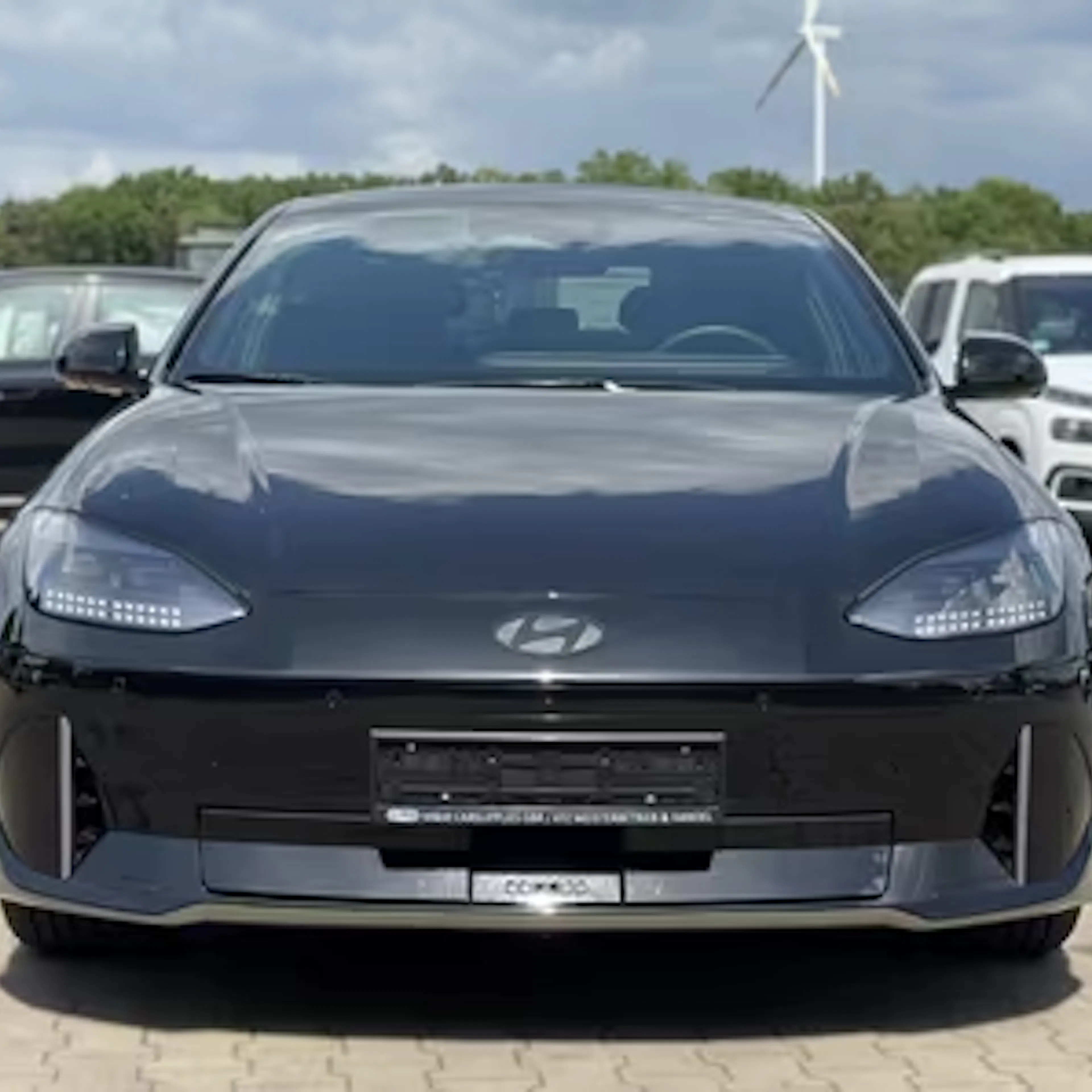Ein schwarzer Hyundai Ioniq 6 steht auf einem Parkplatz.