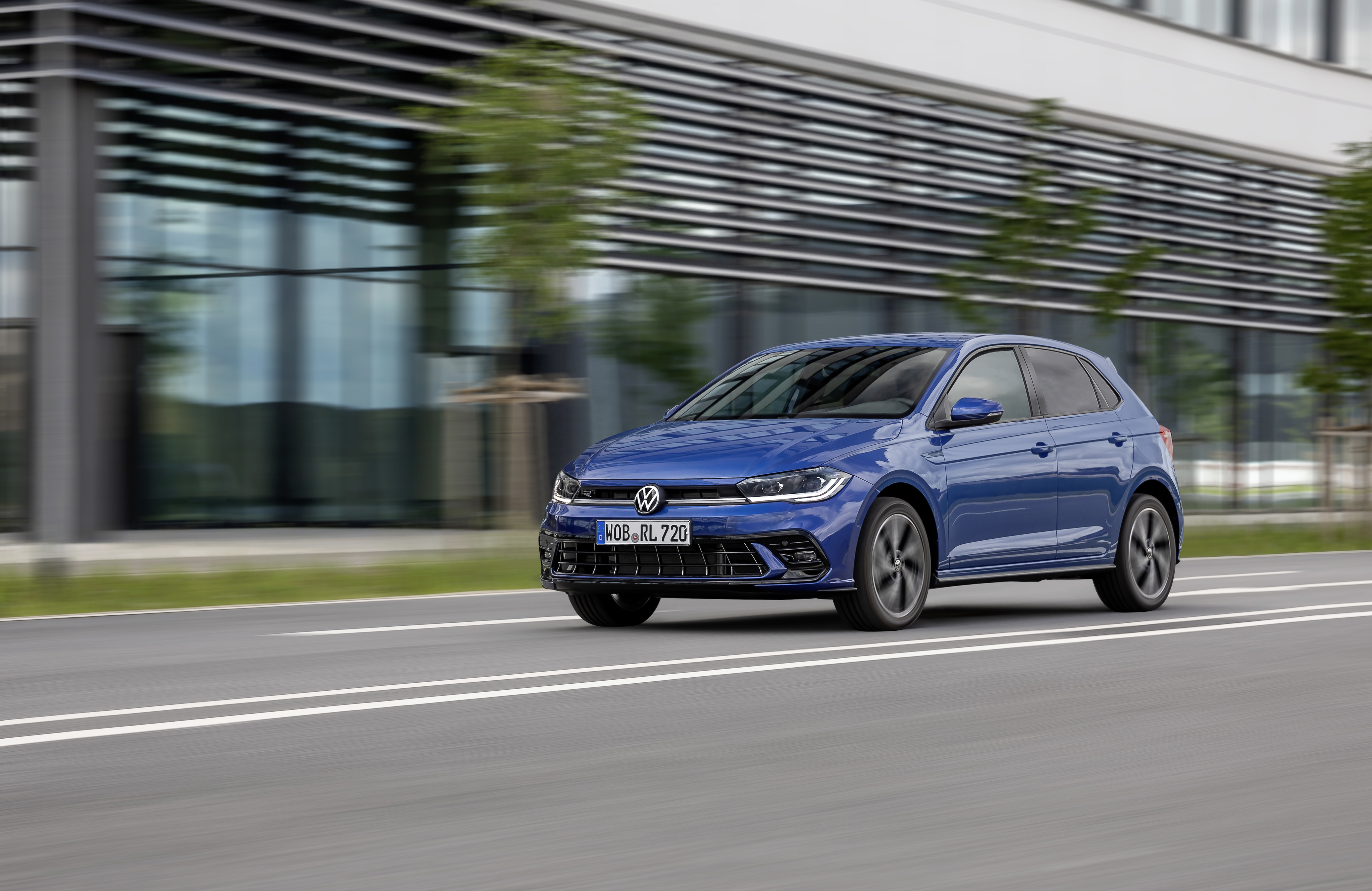 Ein blauer VW Polo fährt durch die Stadt.