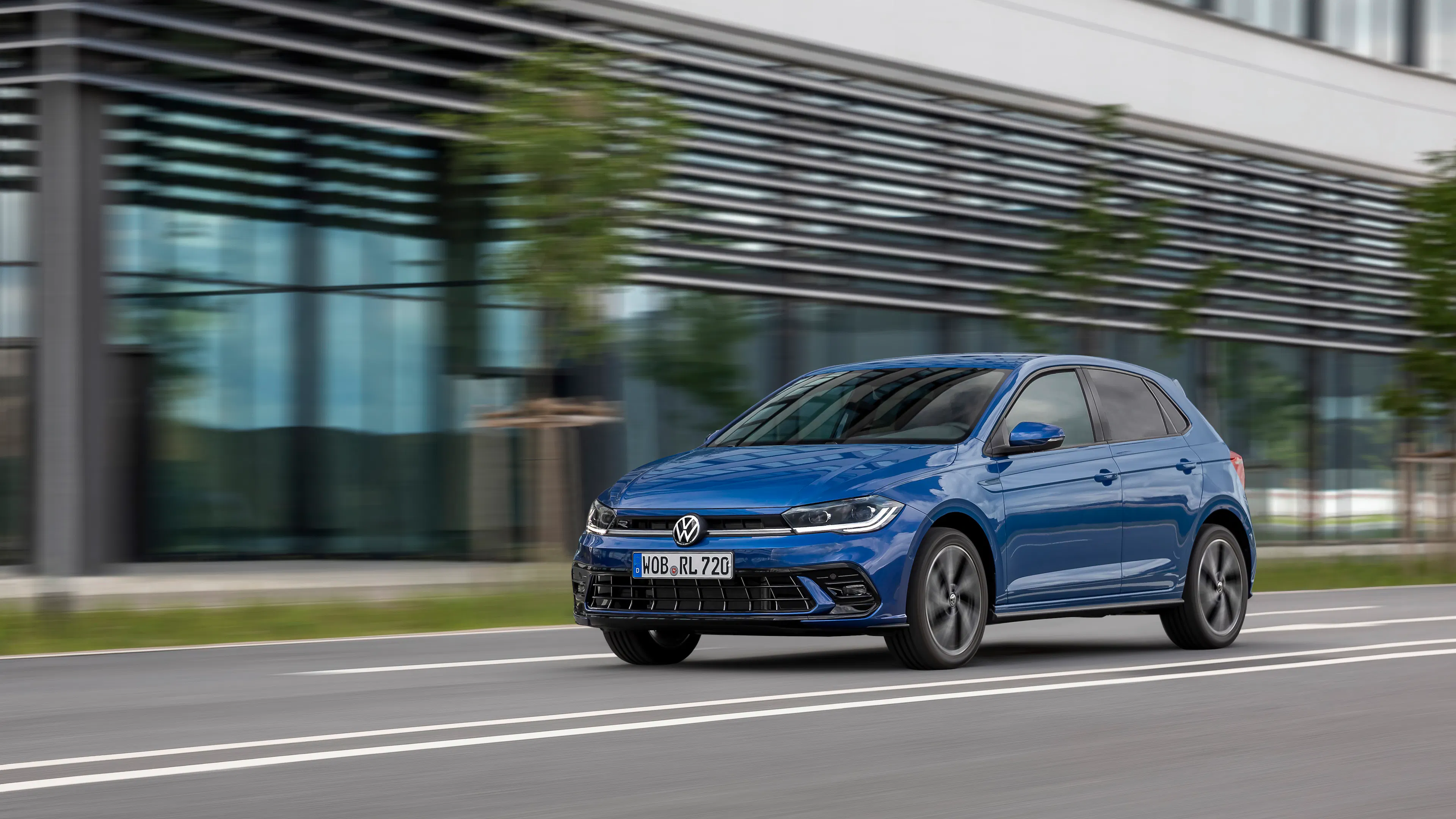 Ein blauer VW Polo fährt durch die Stadt.