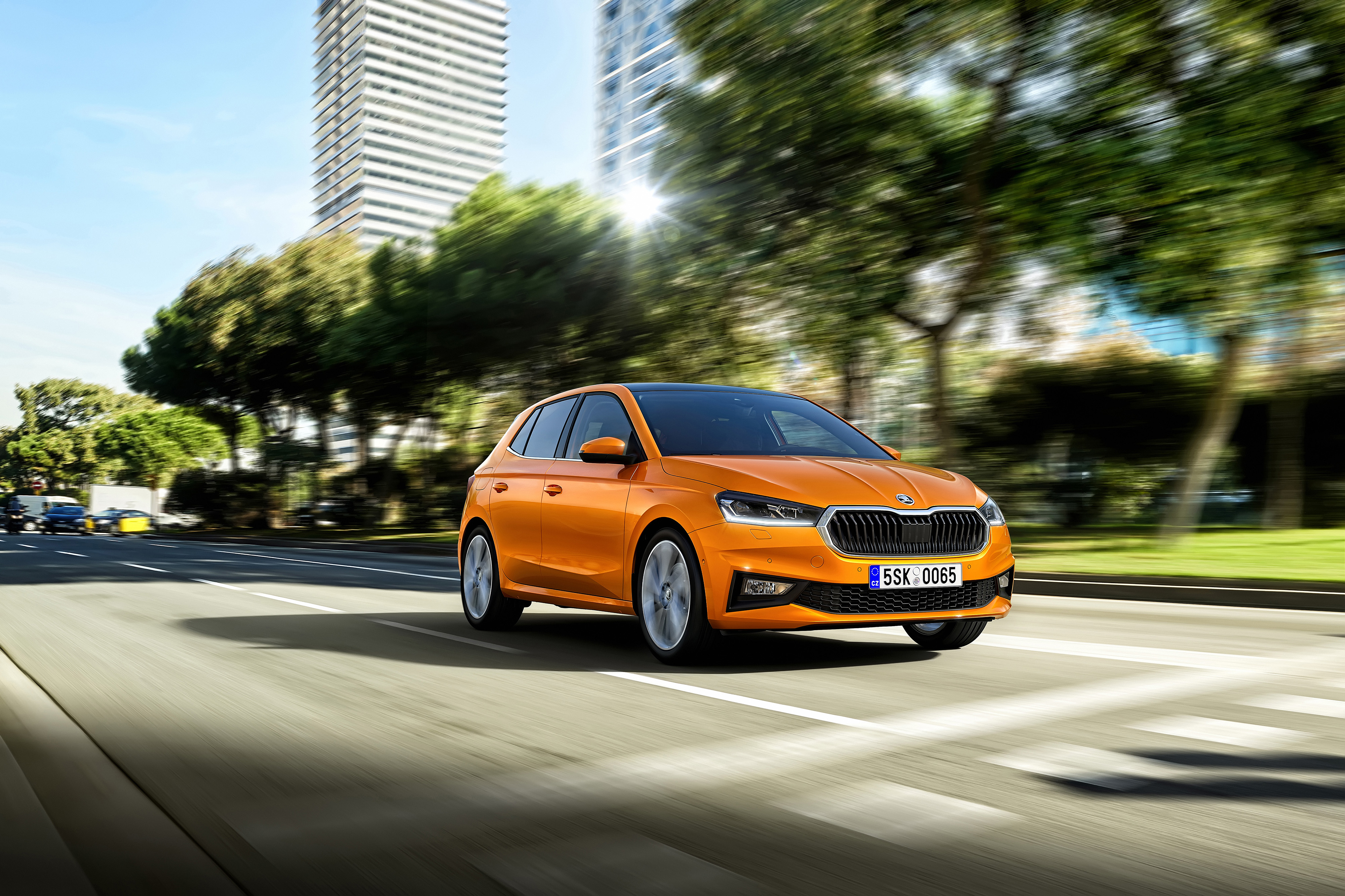 Ein Skoda Fabia fährt auf einer Straße durch eine Stadt.