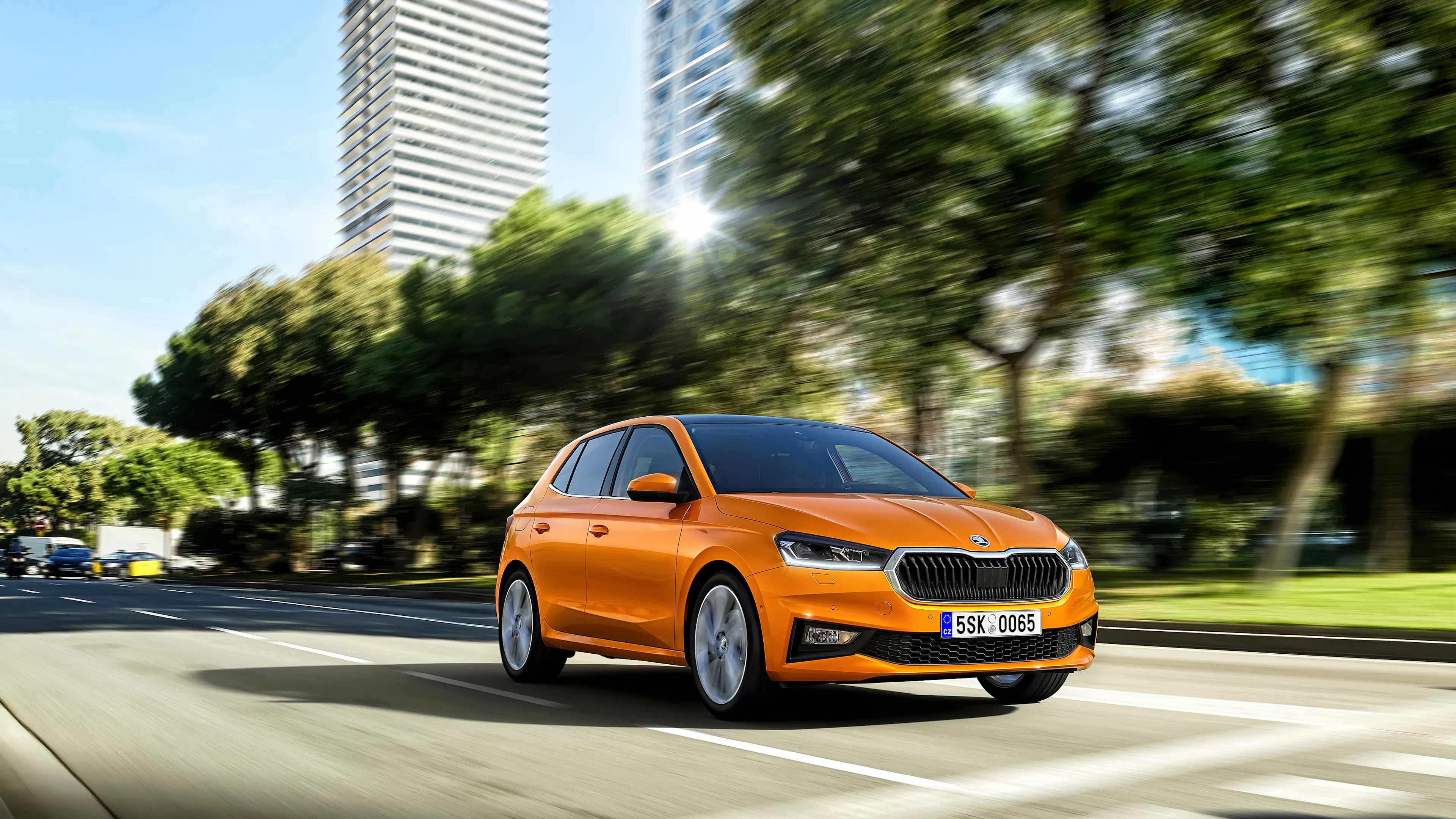 Ein Skoda Fabia fährt auf einer Straße durch eine Stadt.