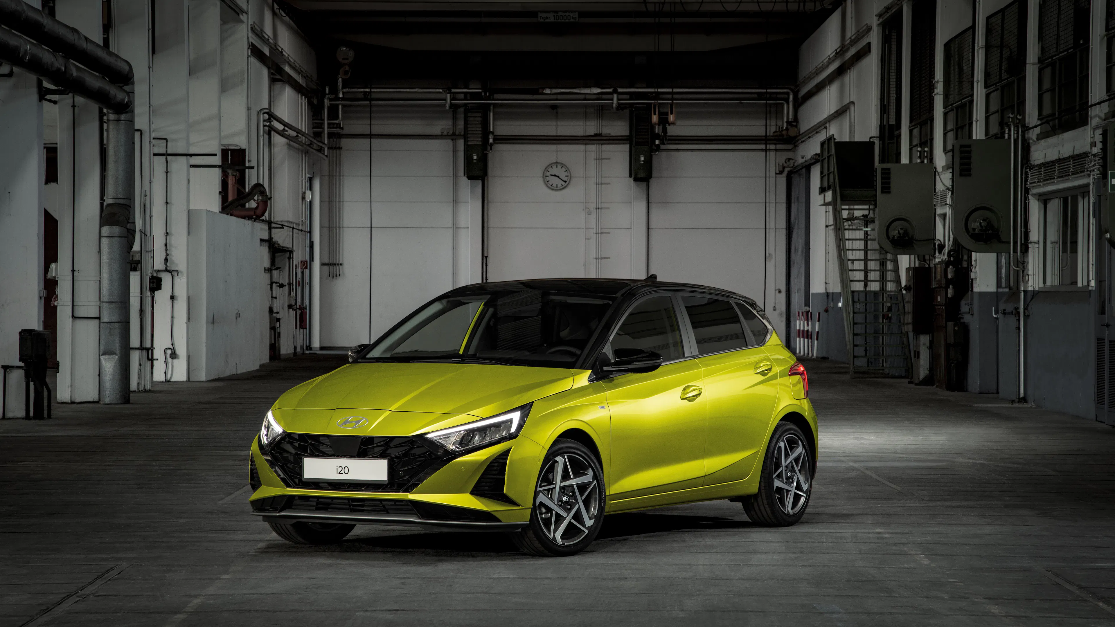 Ein gelbgrün lackierter Hyundai i20 steht in einer Halle.