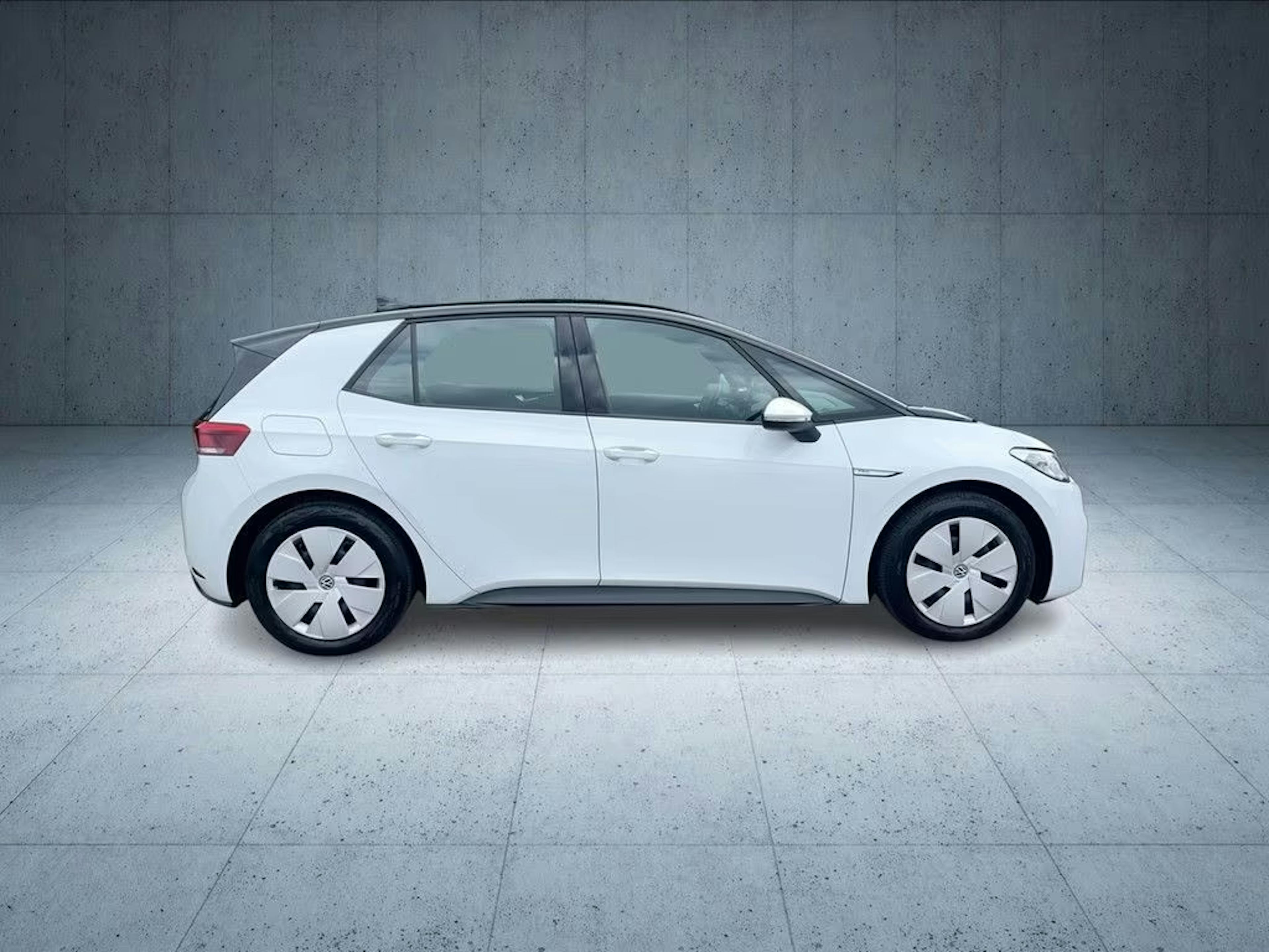 Ein weißer VW ID.3 in der rechten Seitenansicht.