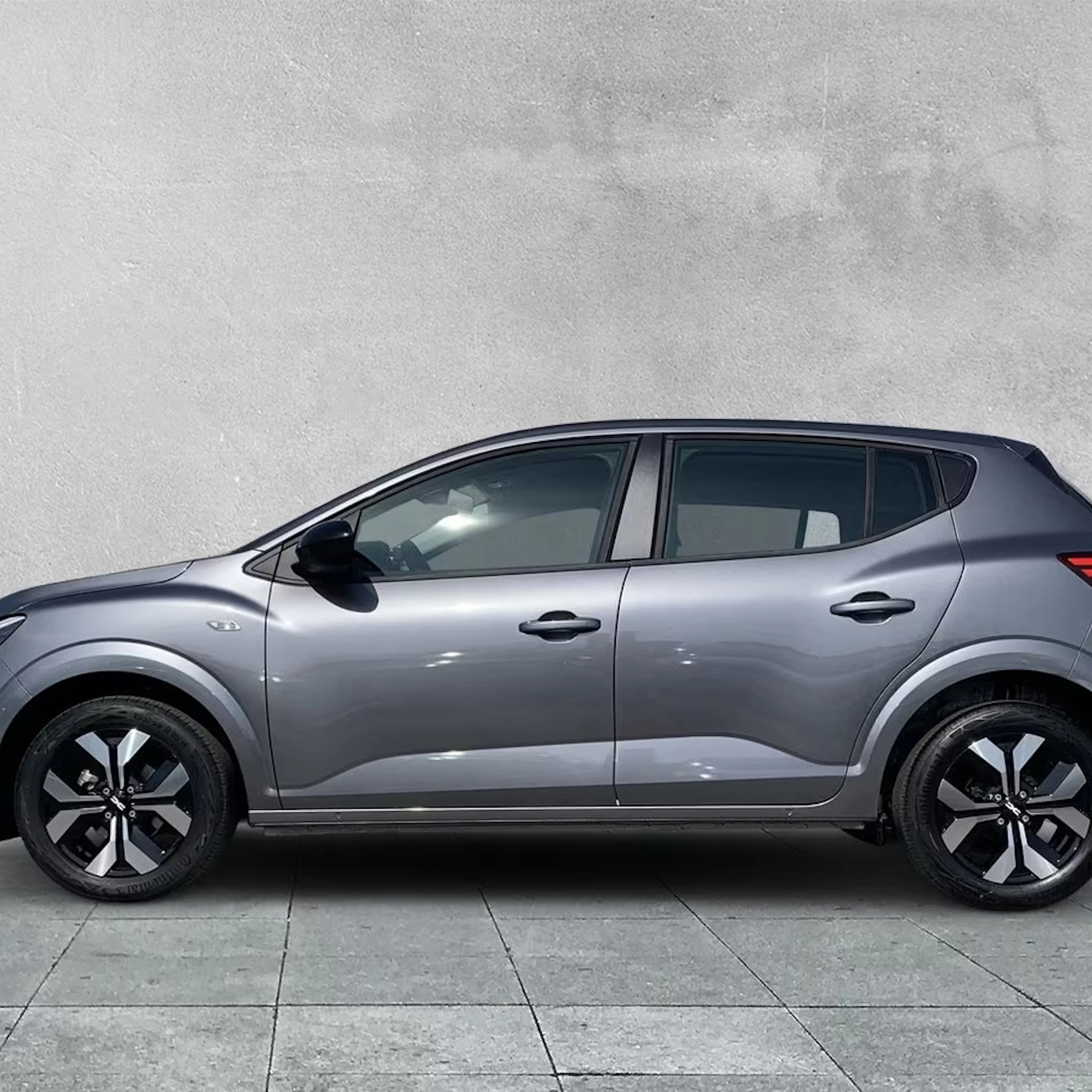 Ein graublauer Dacia Sandero