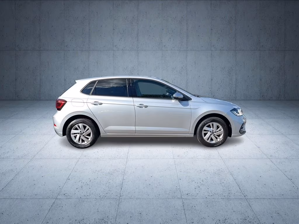Ein silberfarbener VW Polo