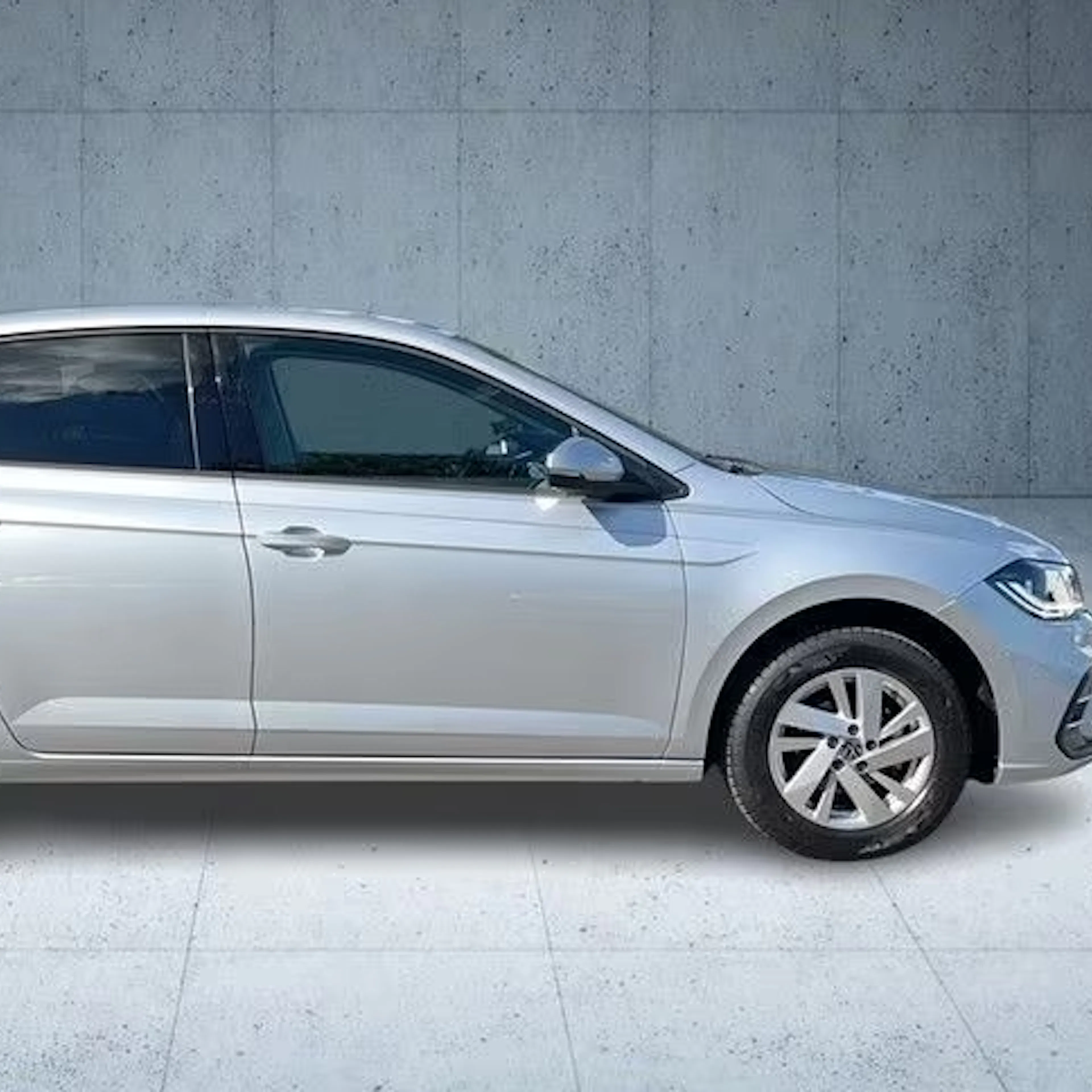 Ein silberfarbener VW Polo