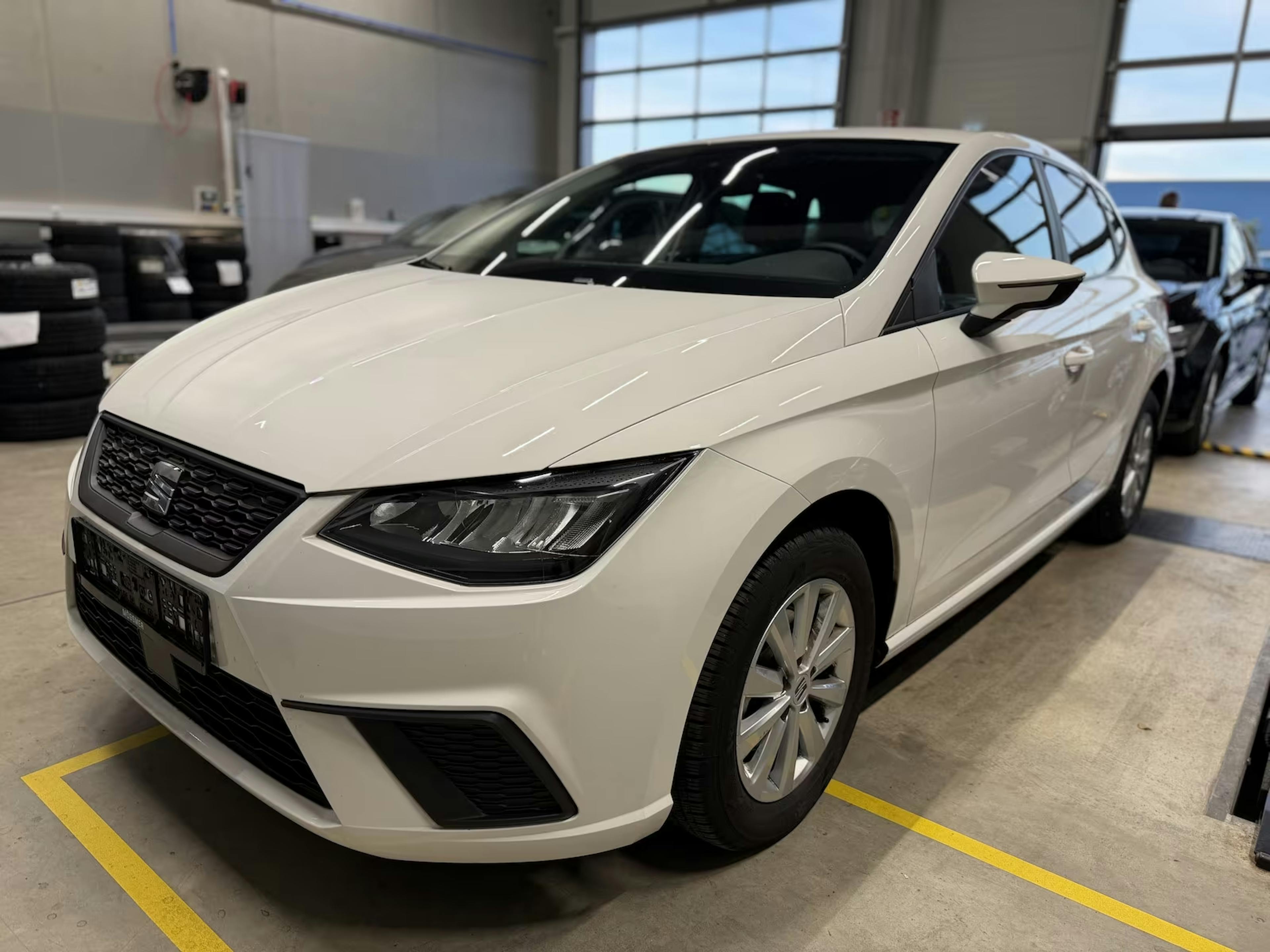 Ein weißer Seat Ibiza steht im Autohaus