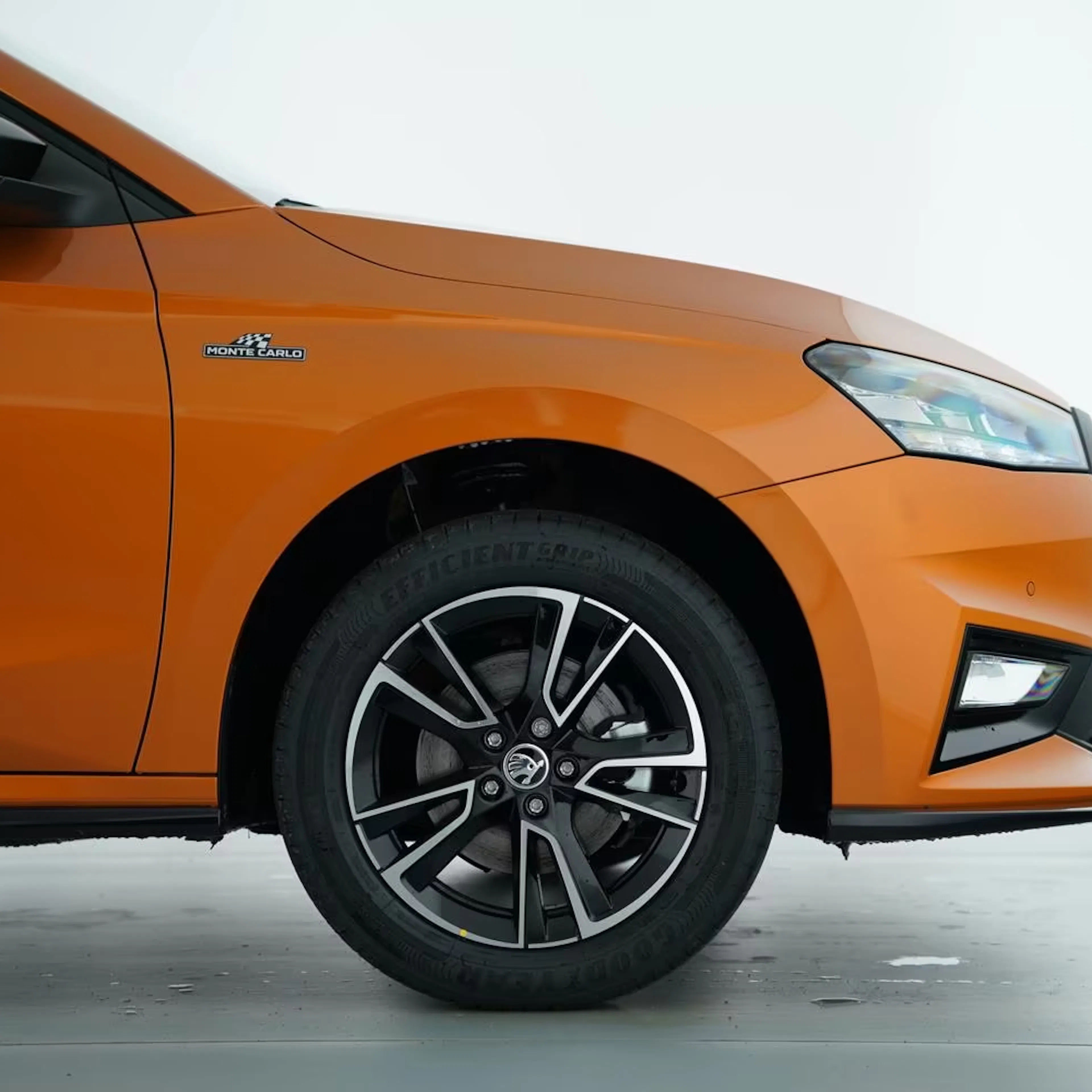 Ein orangeroter Skoda Fabia