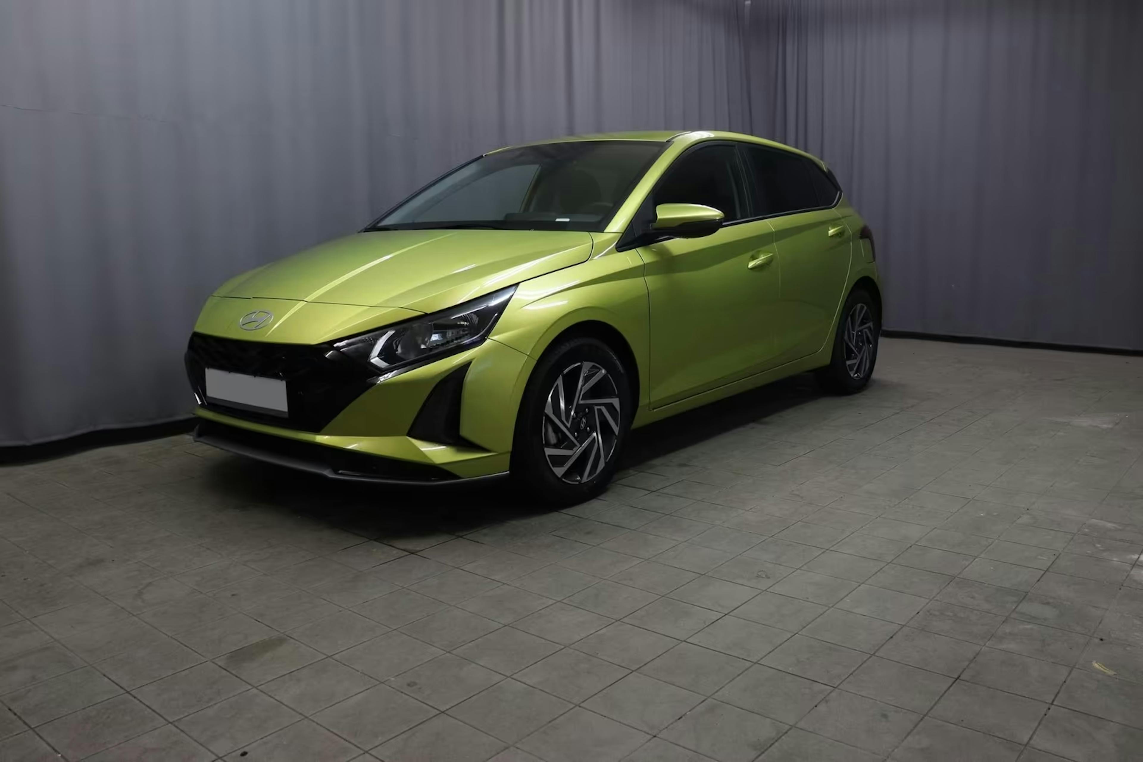 Ein Hyundai i20 steht vor einer grauen Wand
