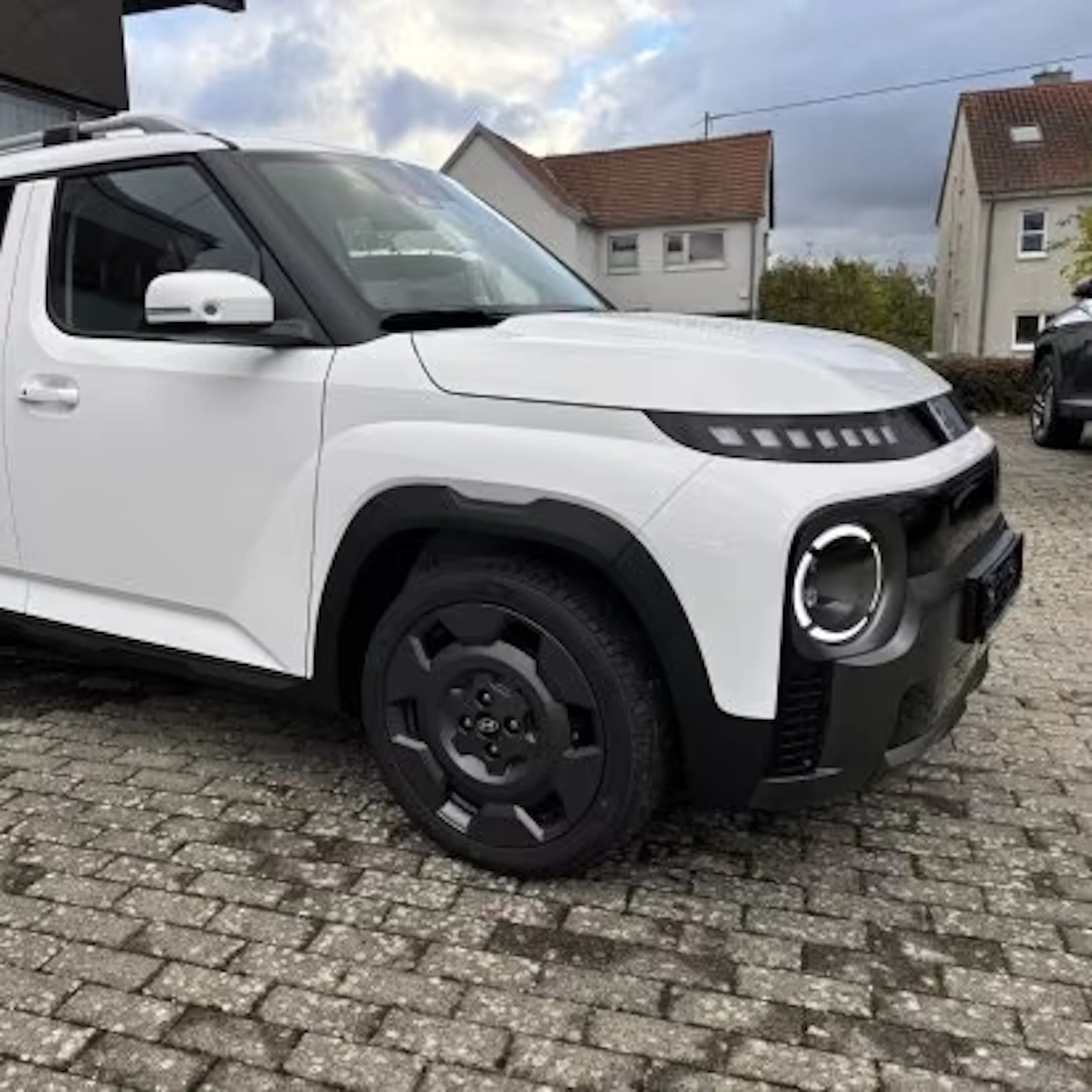 Ein weißer Hyundai Inster