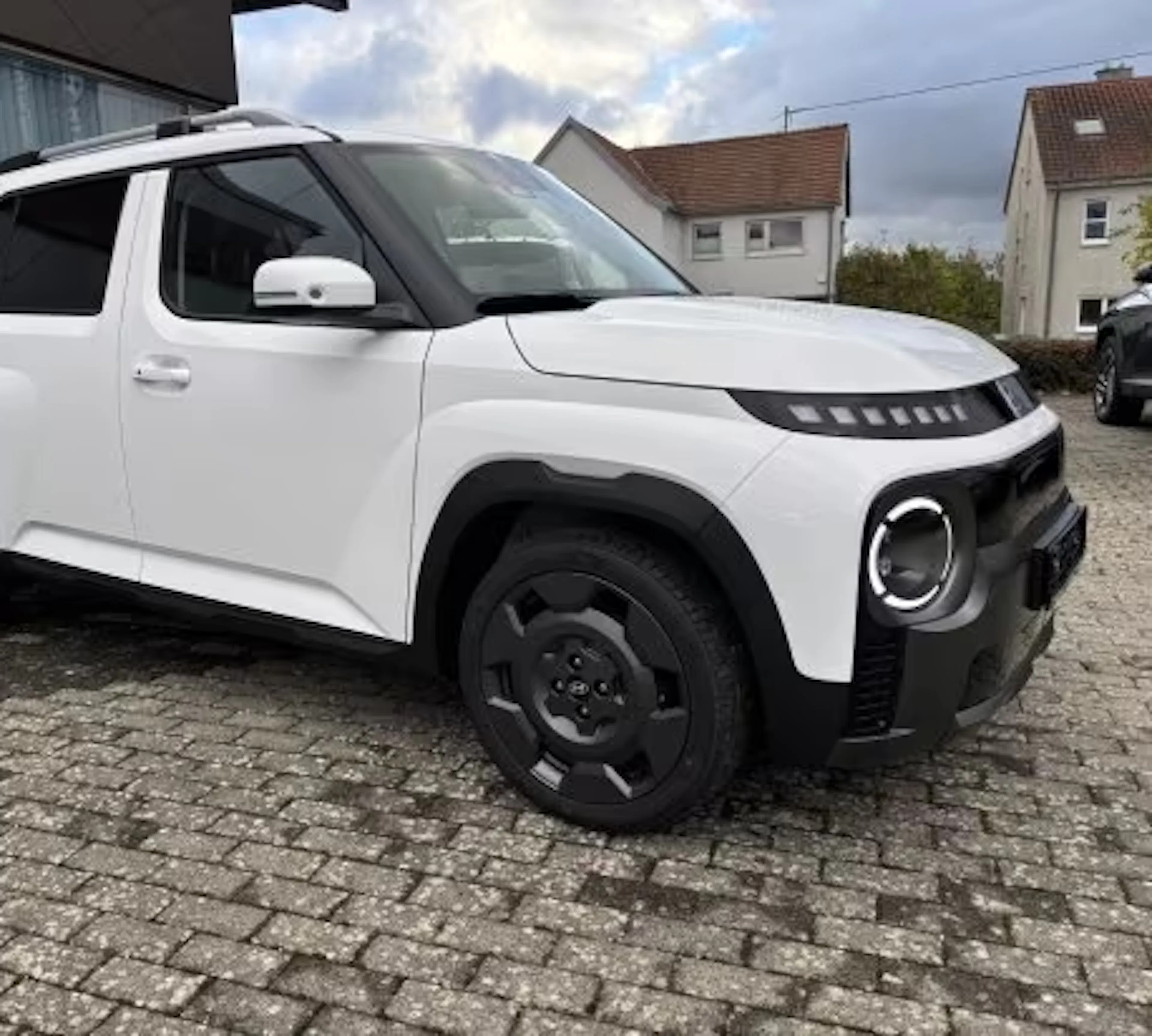 Ein weißer Hyundai Inster