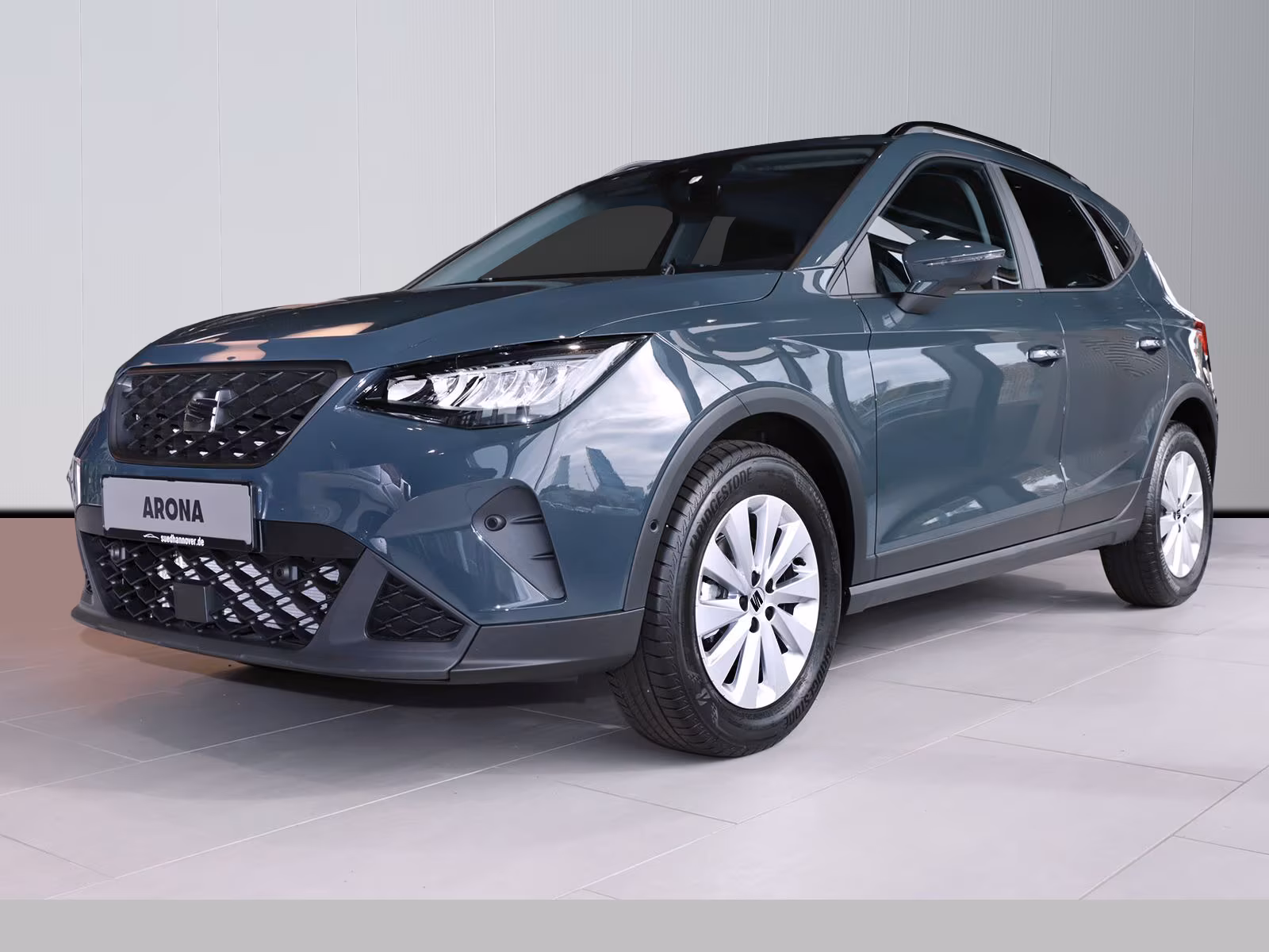 Ein blauer Seat Arona