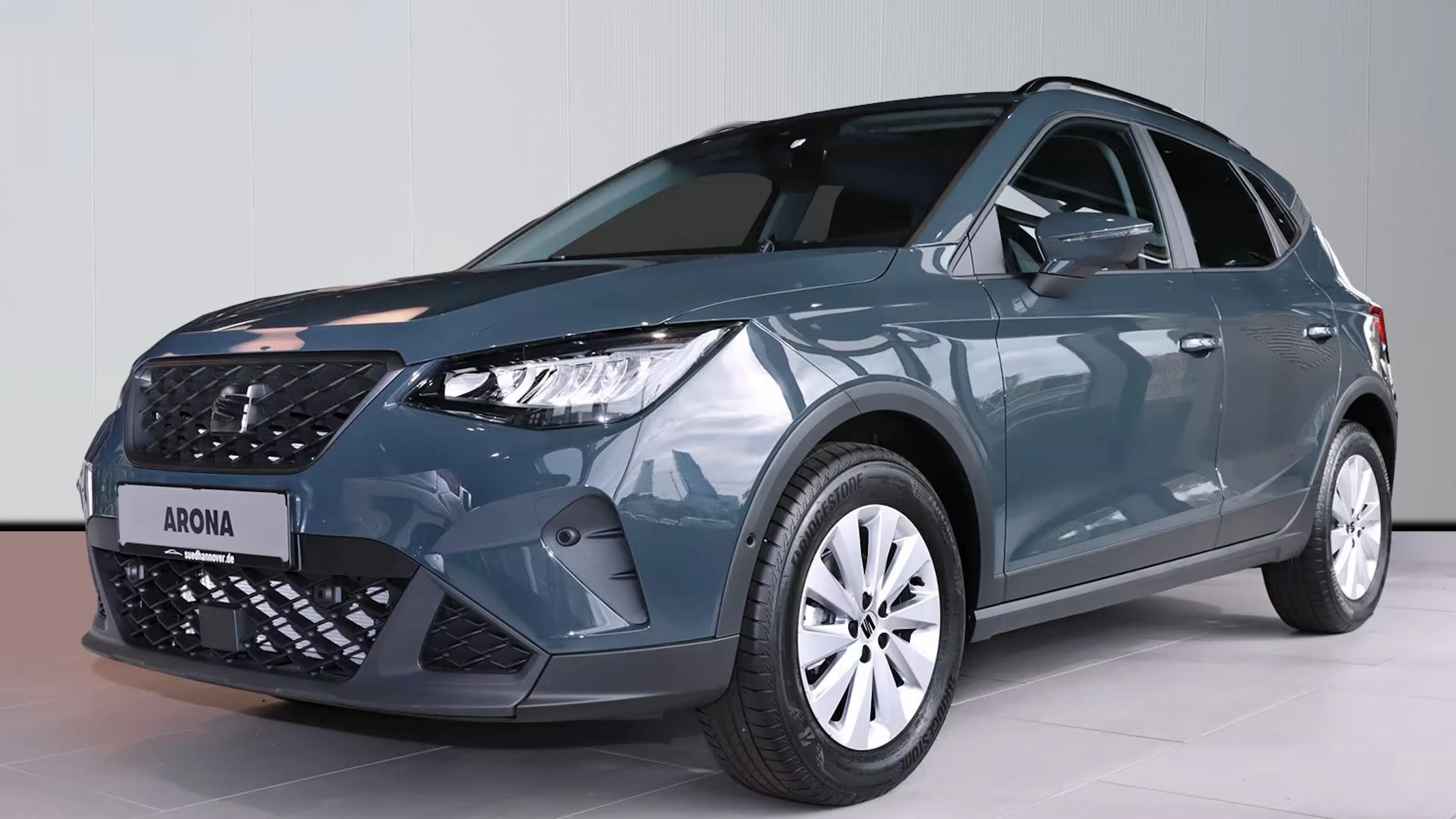 Ein blauer Seat Arona