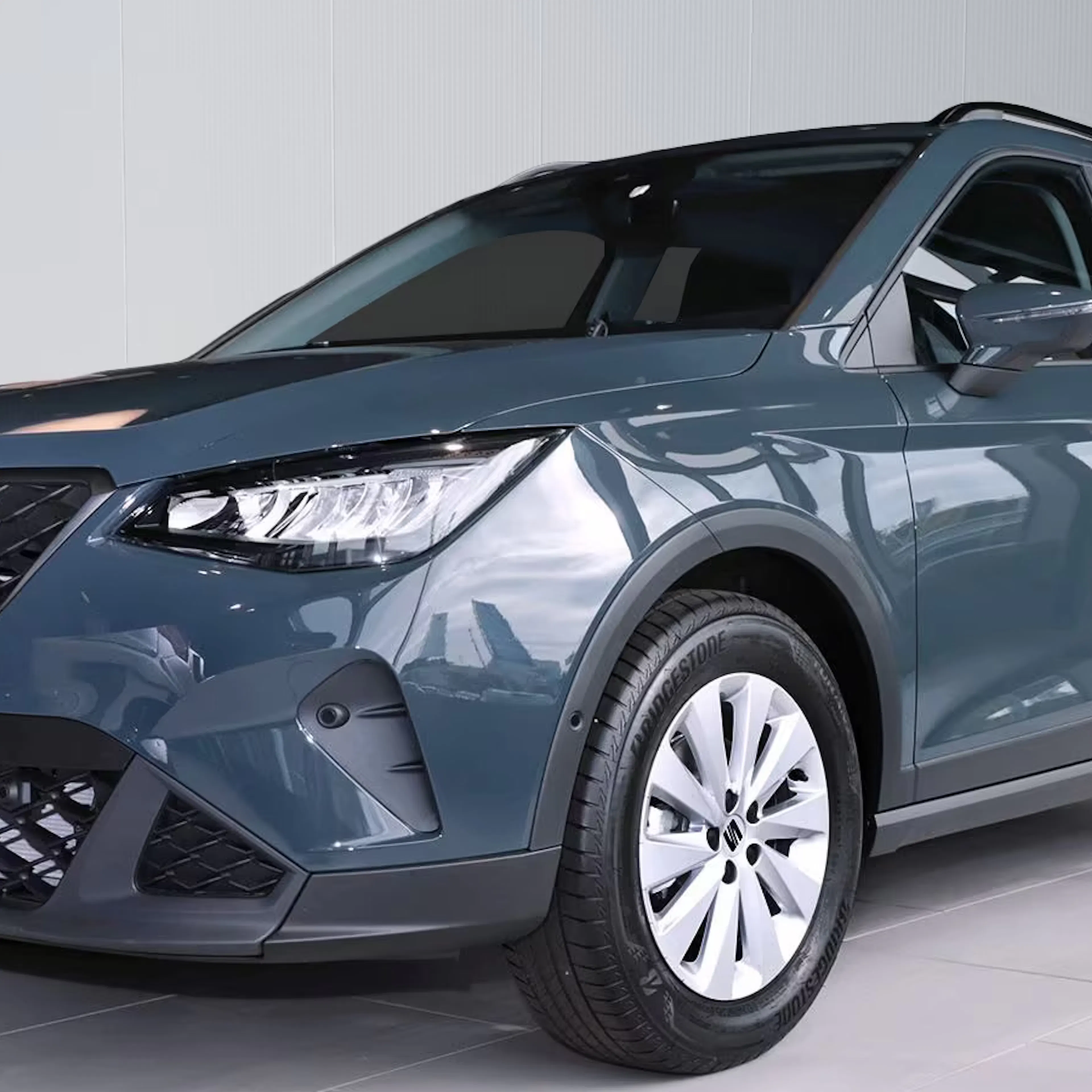 Ein blauer Seat Arona