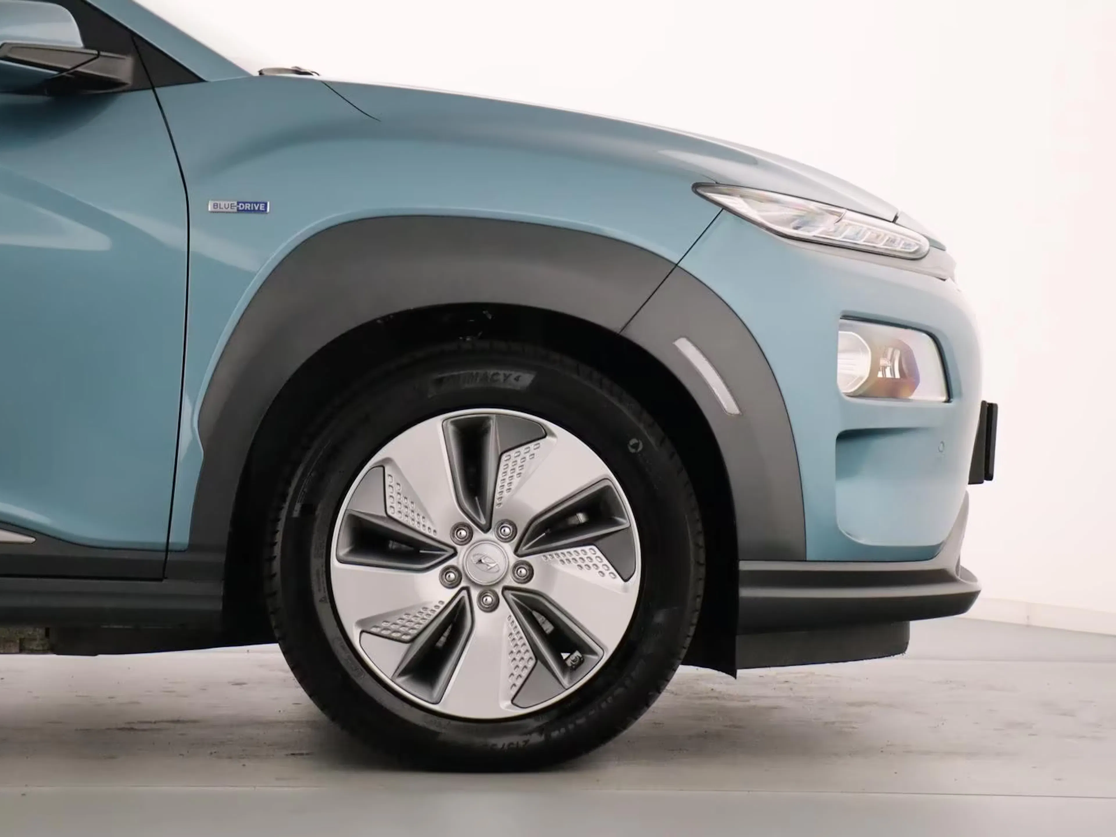 Ein Hyundai Kona in Ceramic Blue steht beim Händler.