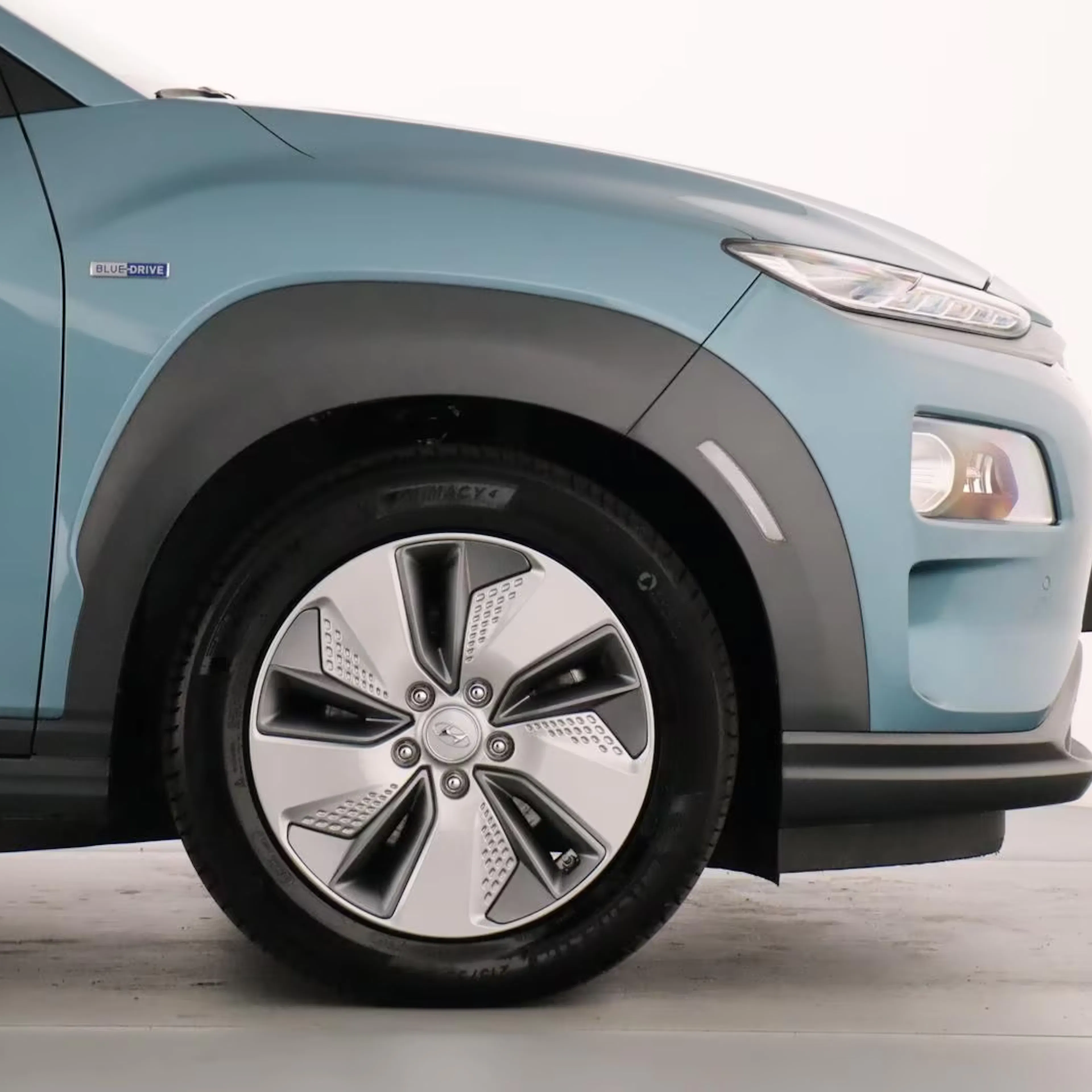 Ein Hyundai Kona in Ceramic Blue steht beim Händler.