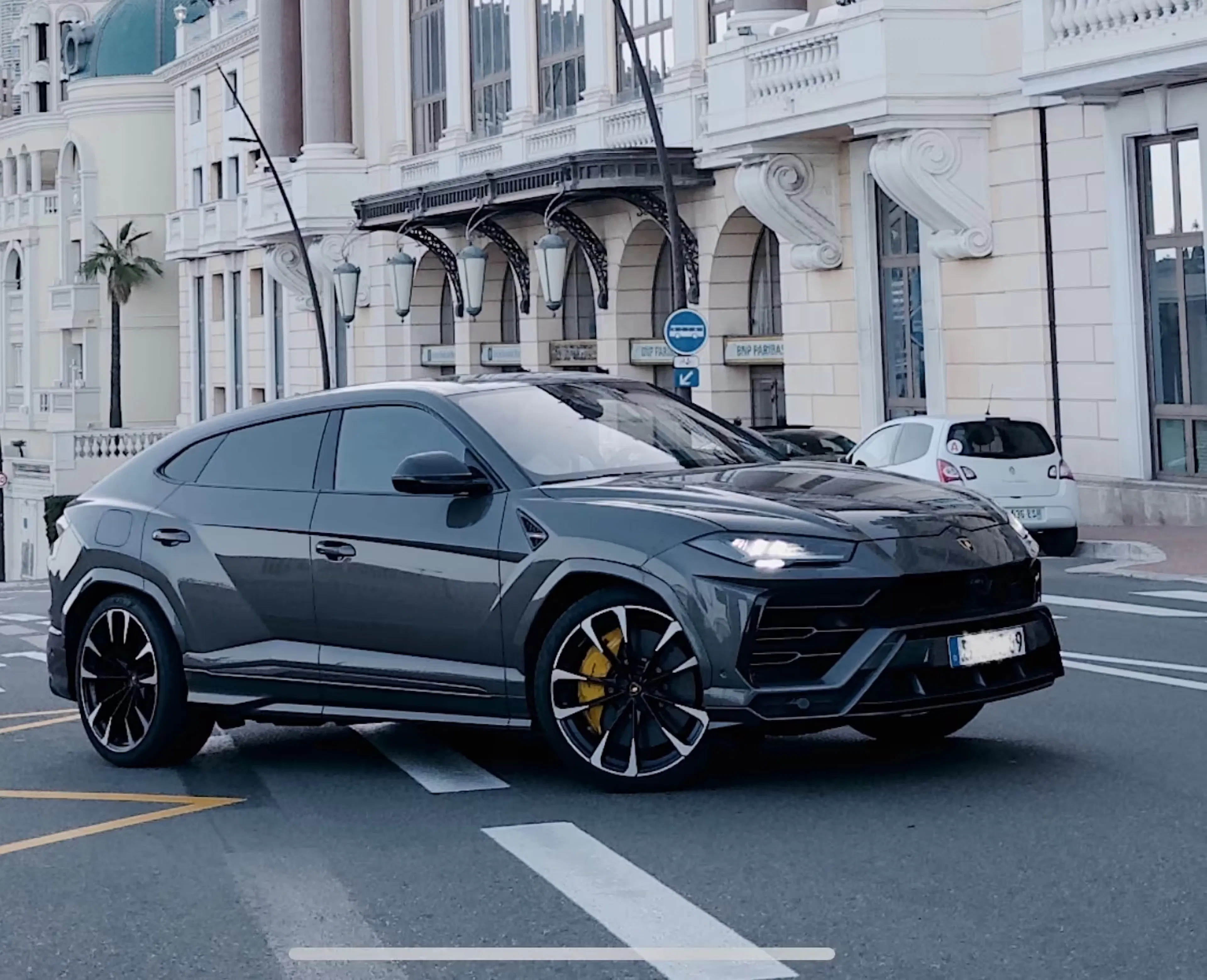 Ein Lamborghini Urus MY21 steht auf der Straße