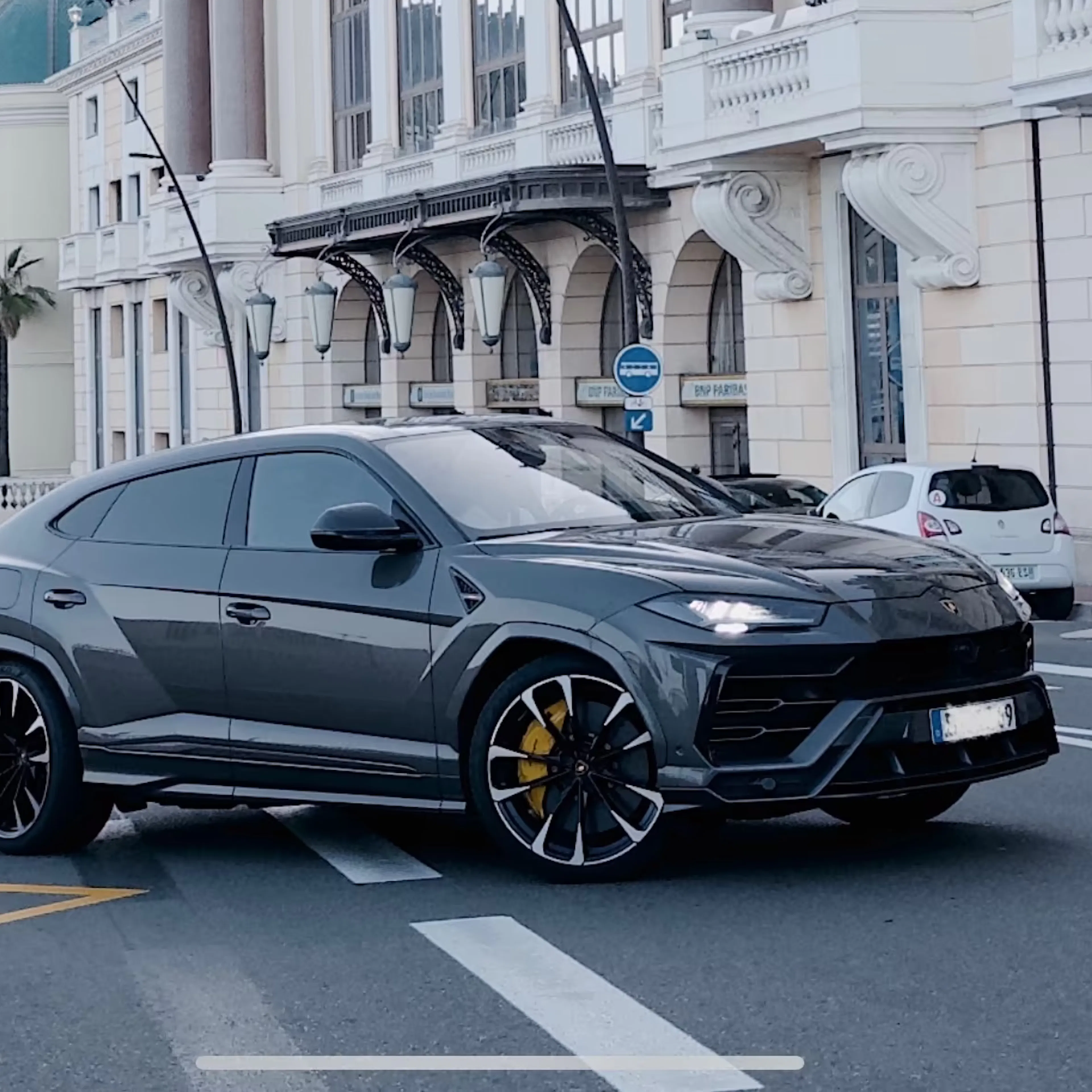 Ein Lamborghini Urus MY21 steht auf der Straße