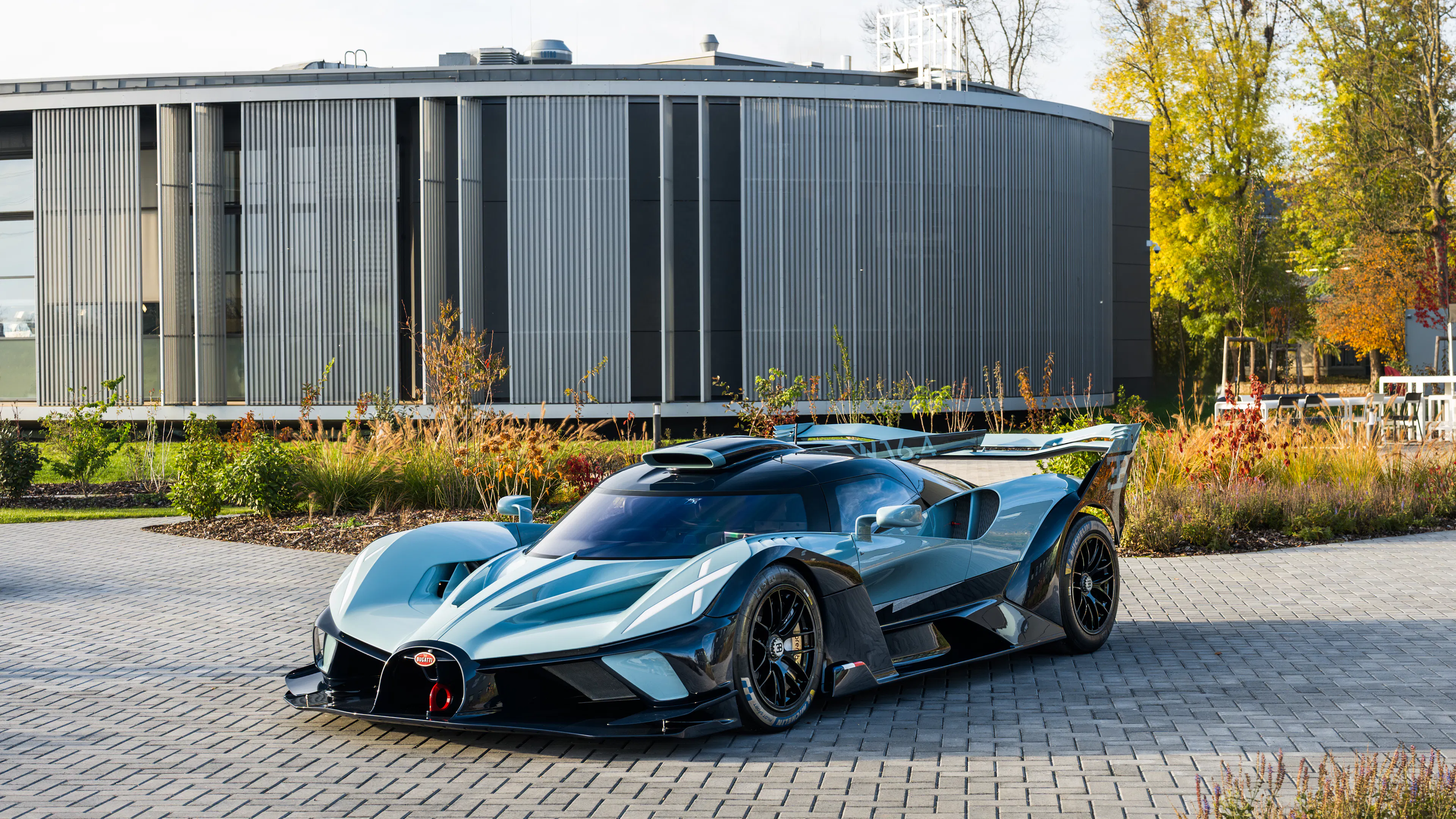 Ein Bugatti Bolide steht auf einer gepflasterten Fläche.