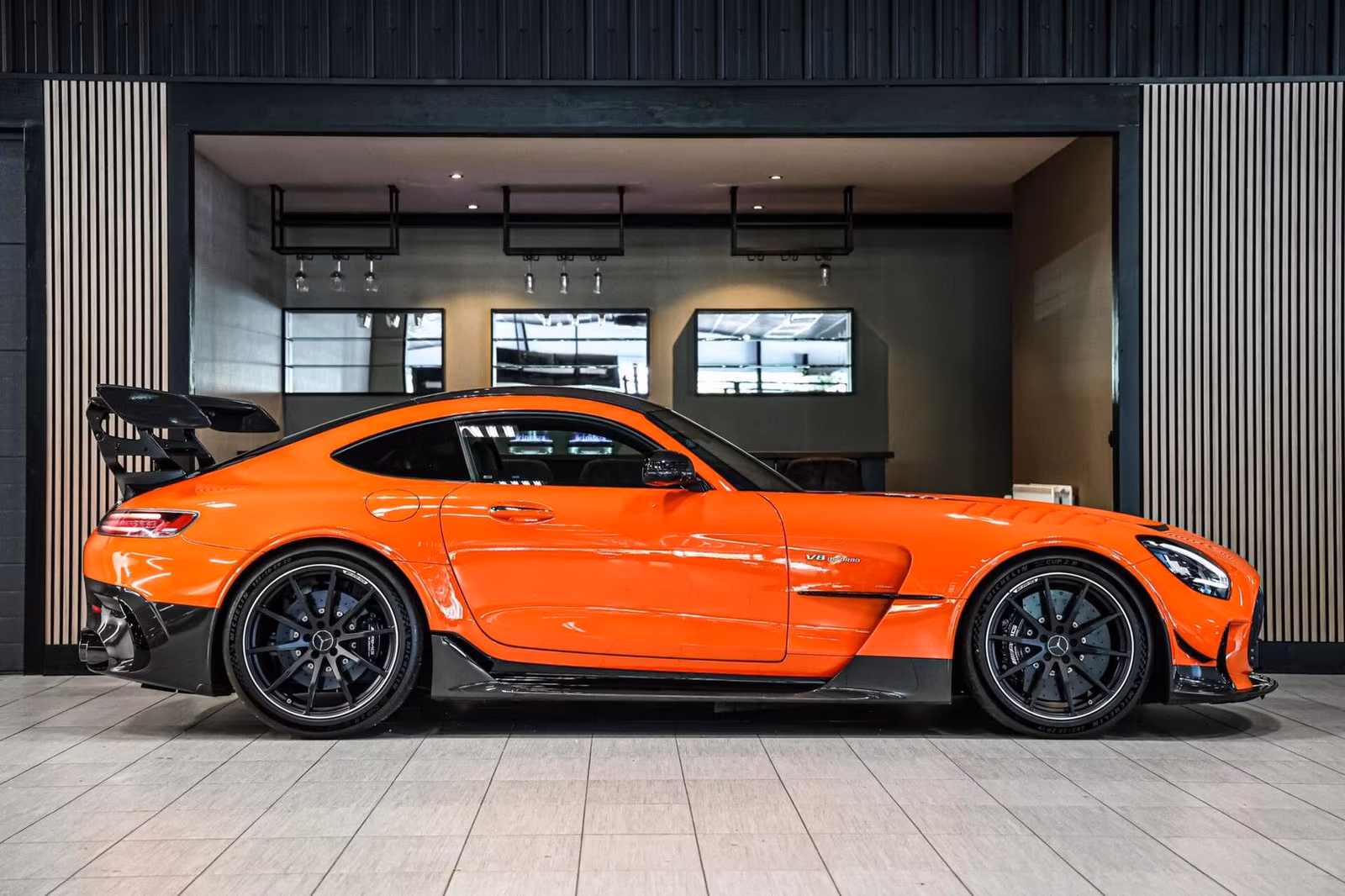 Ein Mercedes-Benz AMG GT im Verkaufsraum