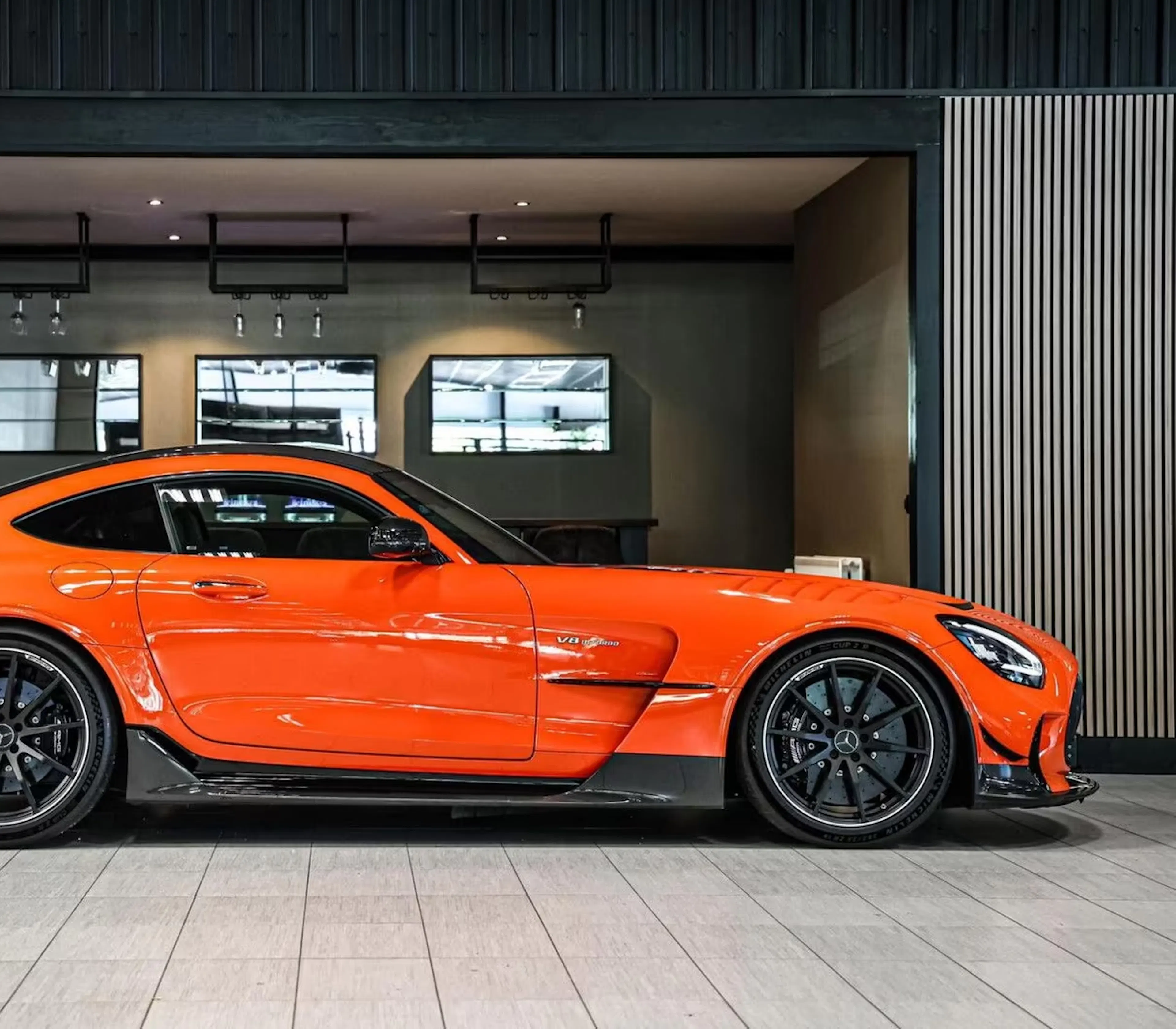 Ein Mercedes-Benz AMG GT im Verkaufsraum