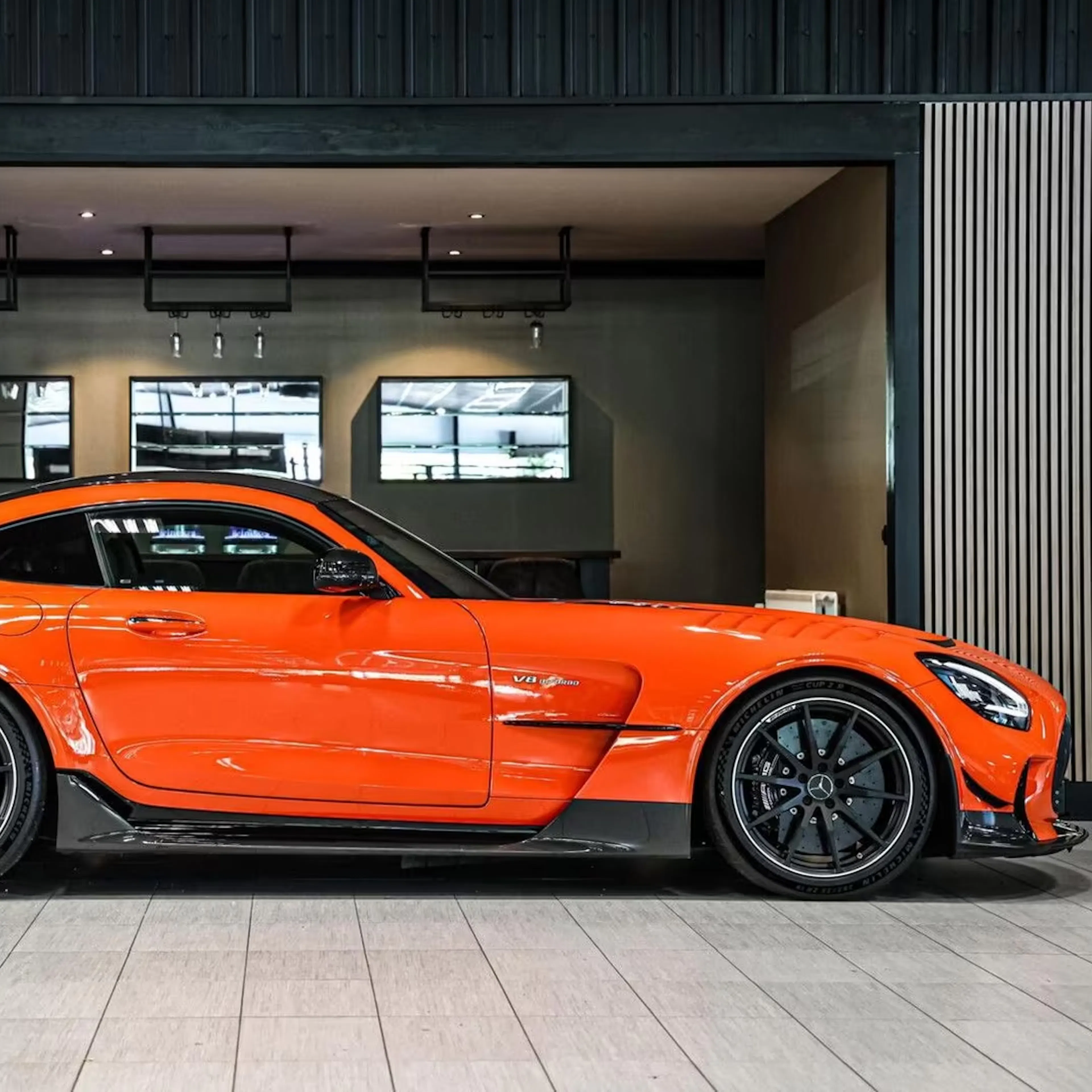 Ein Mercedes-Benz AMG GT im Verkaufsraum