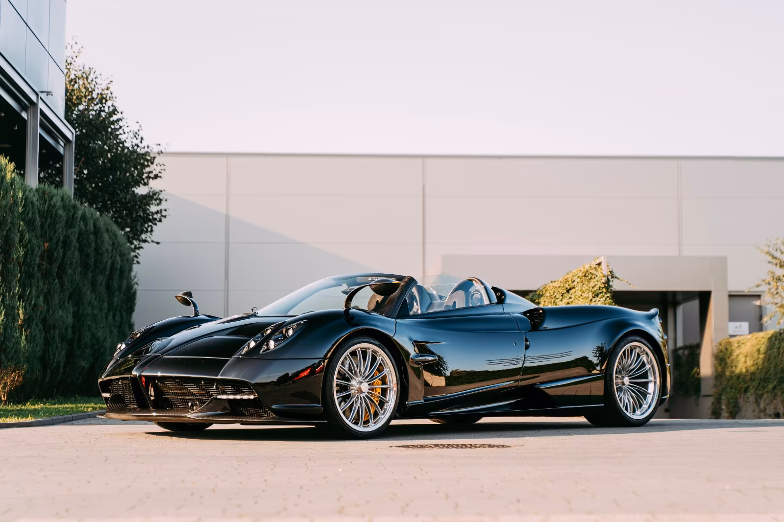 Ein Pagani Huayra steht vor einer weißen Wand im Freien