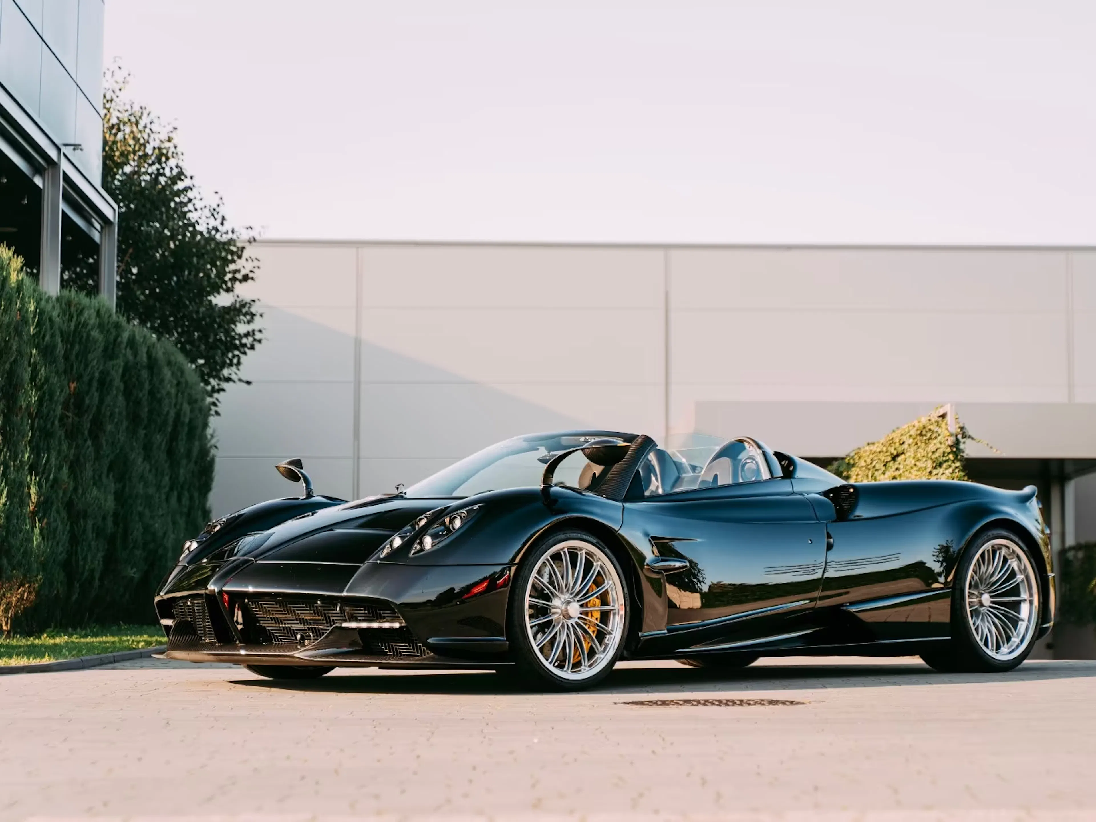 Ein Pagani Huayra steht vor einer weißen Wand im Freien