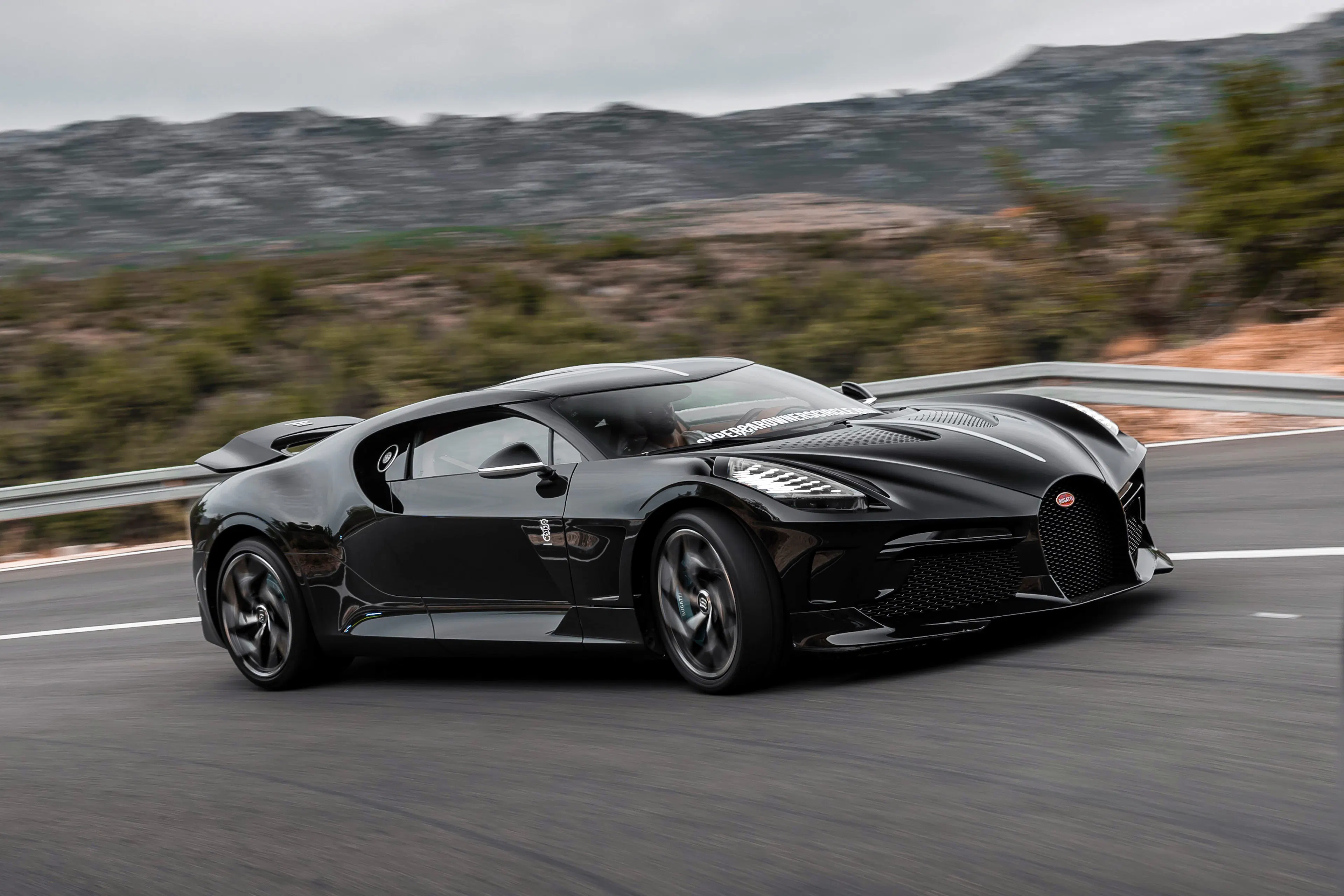 Ein Bugatti La Voiture Noire auf einer Straße mit Fernblick