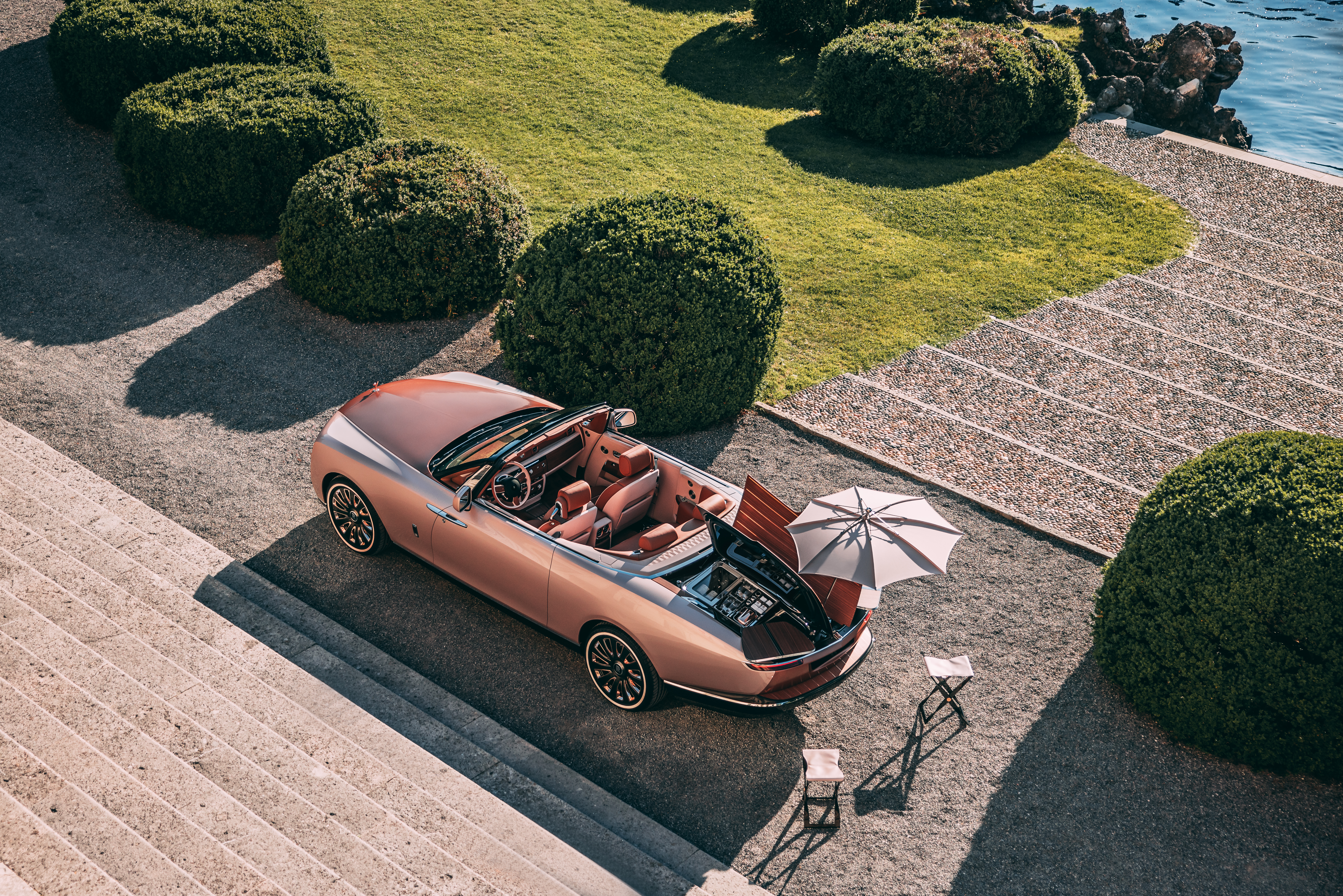 Ein Rolls-Royce Boat Tail vor einem Zugang zum See oder Meer