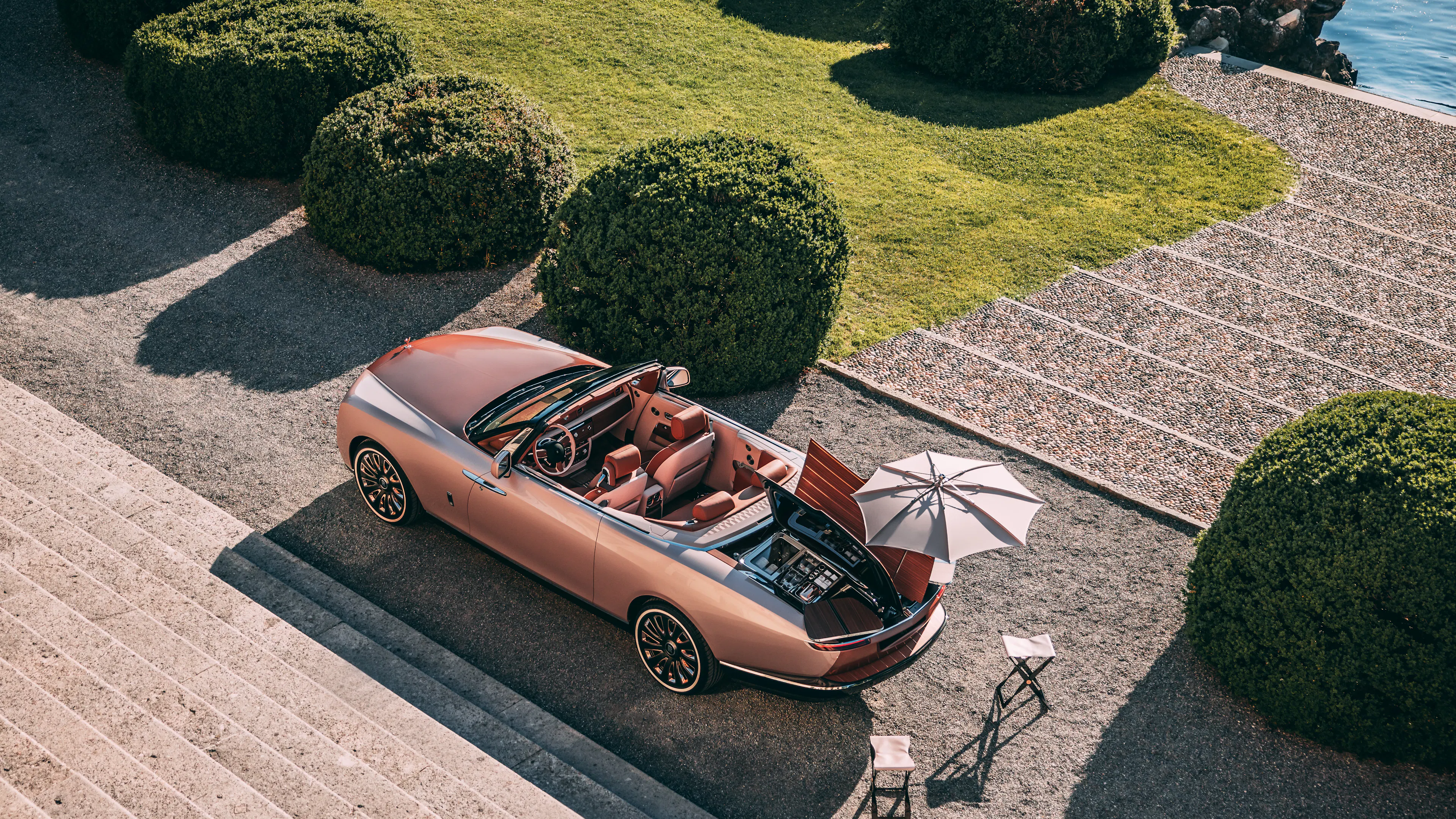 Ein Rolls-Royce Boat Tail vor einem Zugang zum See oder Meer