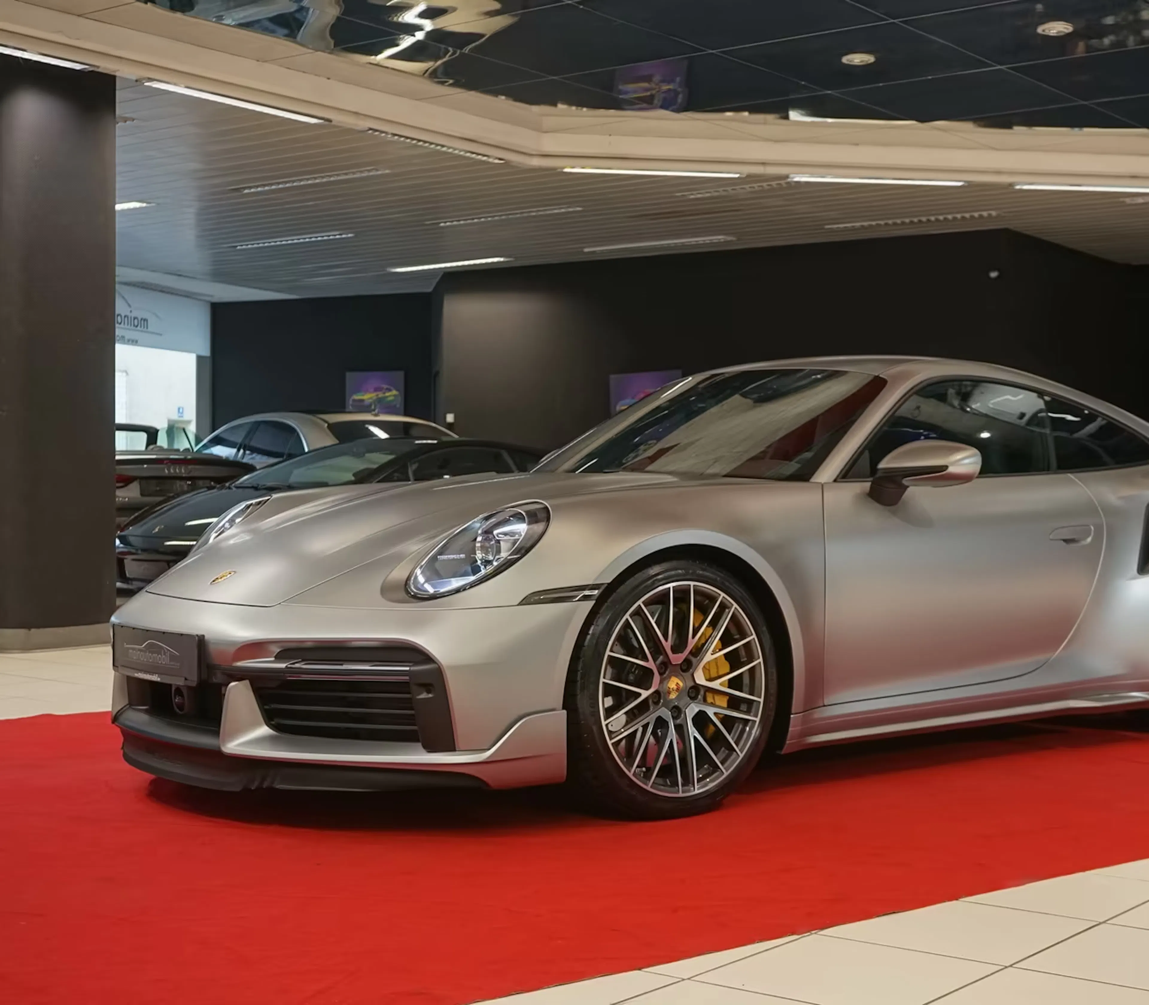 Ein Porsche 992 Turbo S im Verkaufsraum