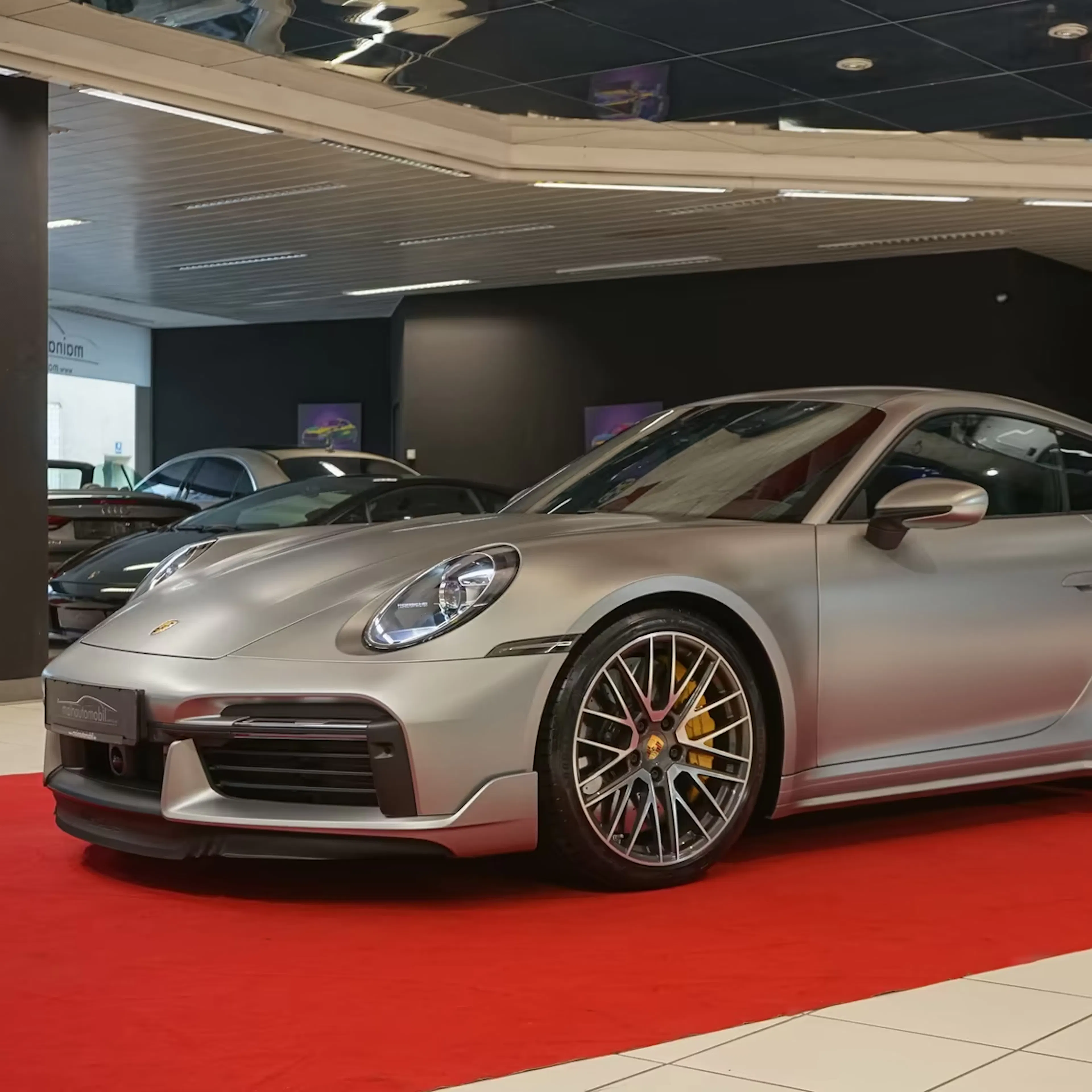 Ein Porsche 992 Turbo S im Verkaufsraum