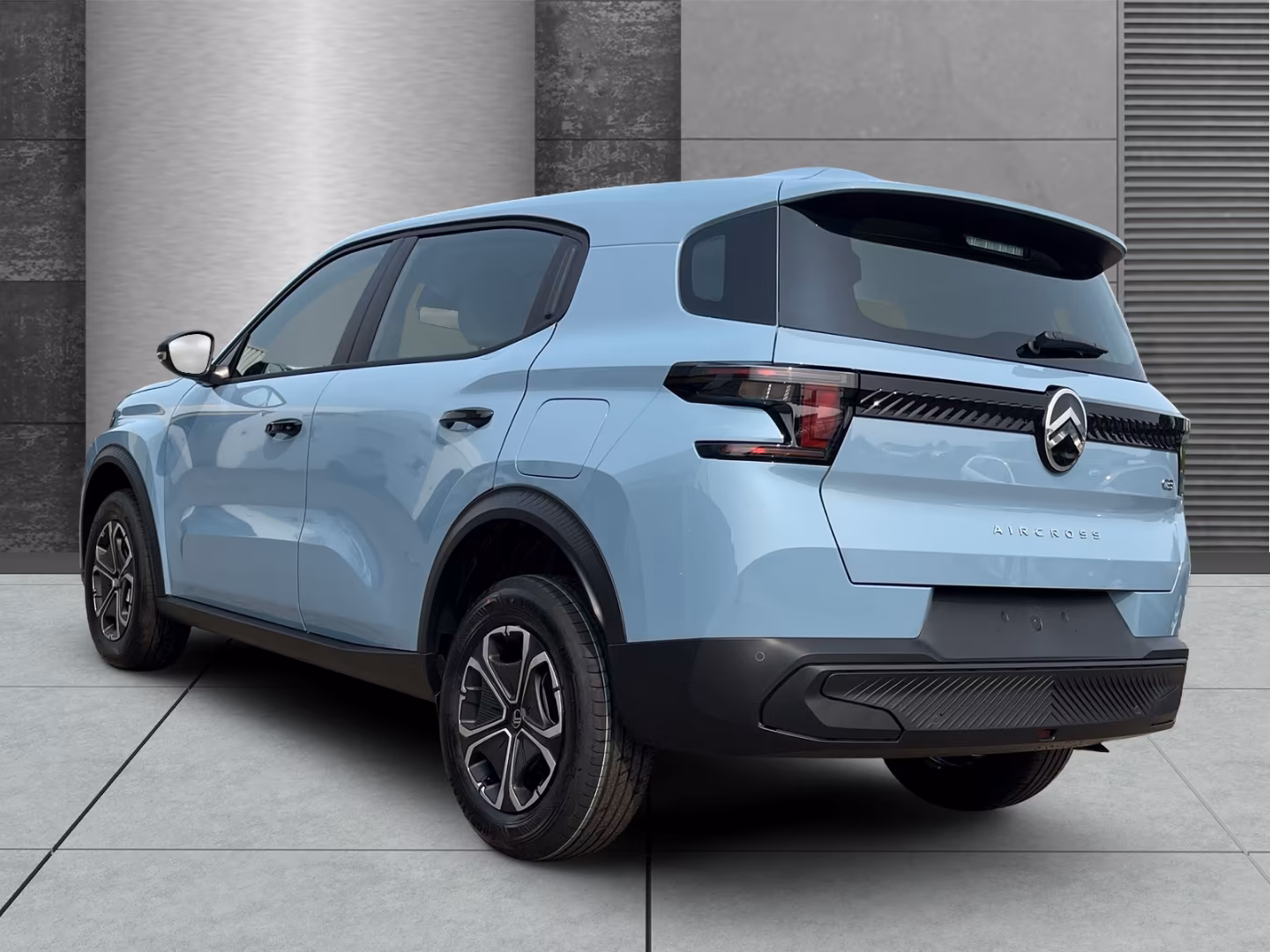 Ein hellblauer Citroën C3 Aircross im Händlerraum