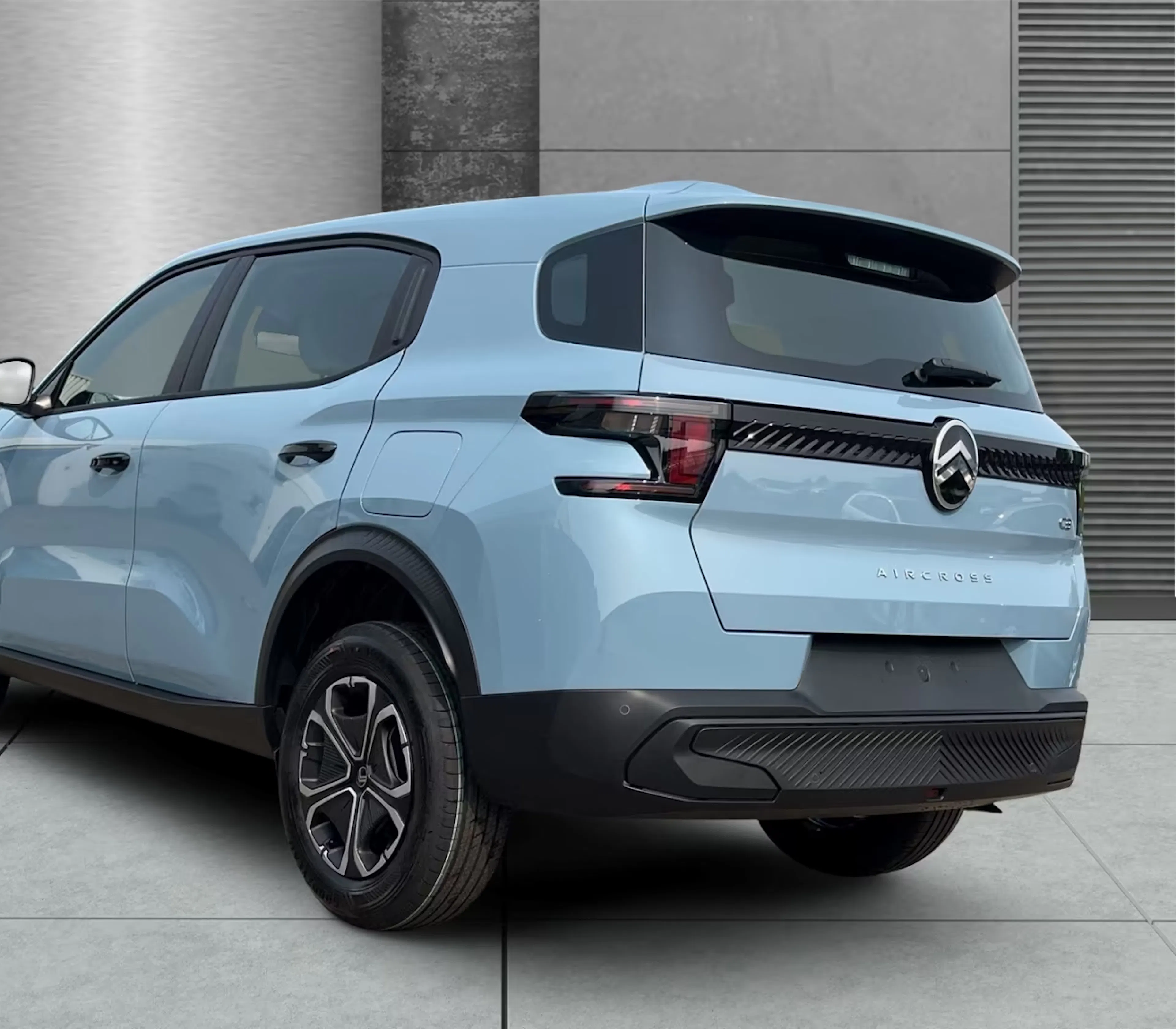 Ein hellblauer Citroën C3 Aircross im Händlerraum