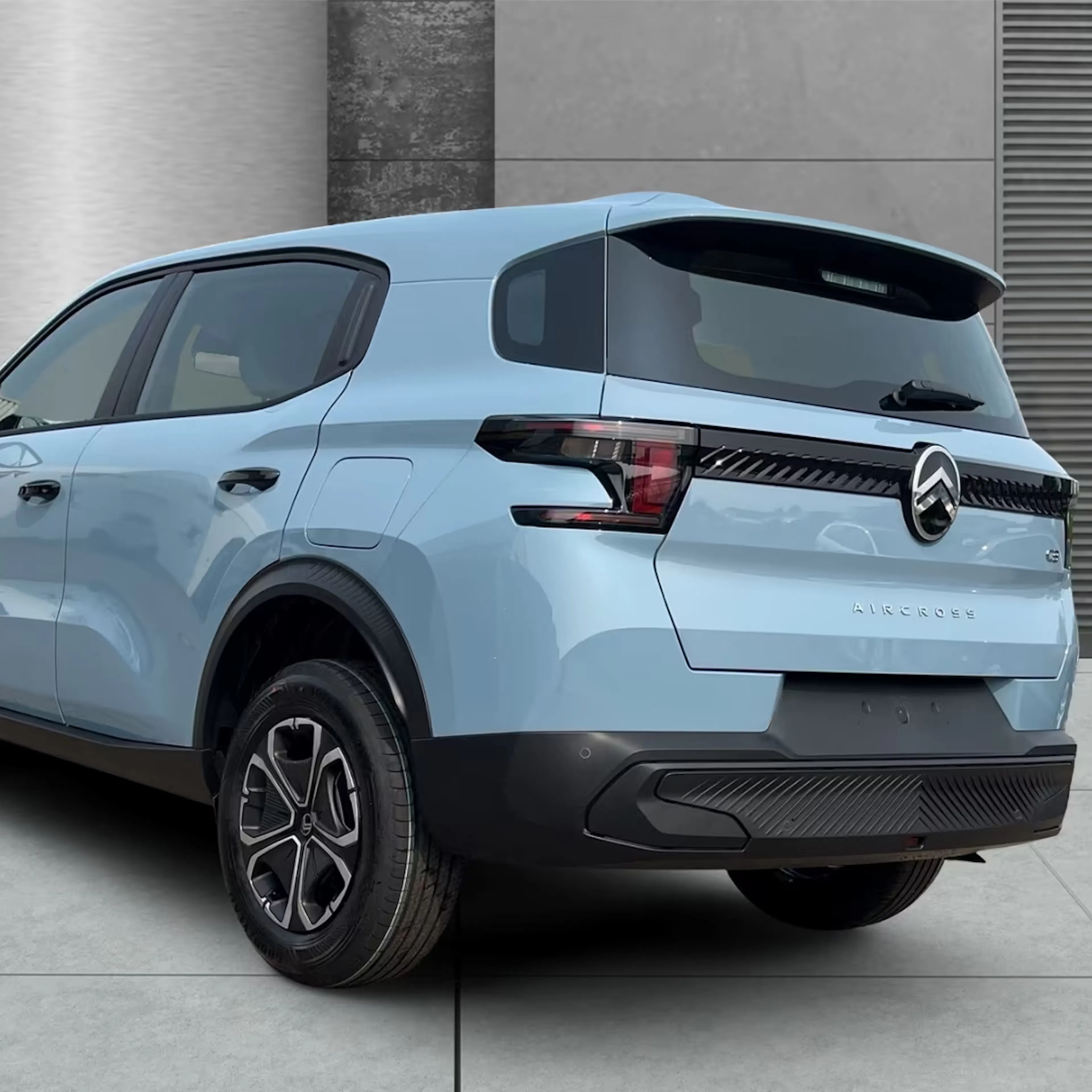 Ein hellblauer Citroën C3 Aircross im Händlerraum