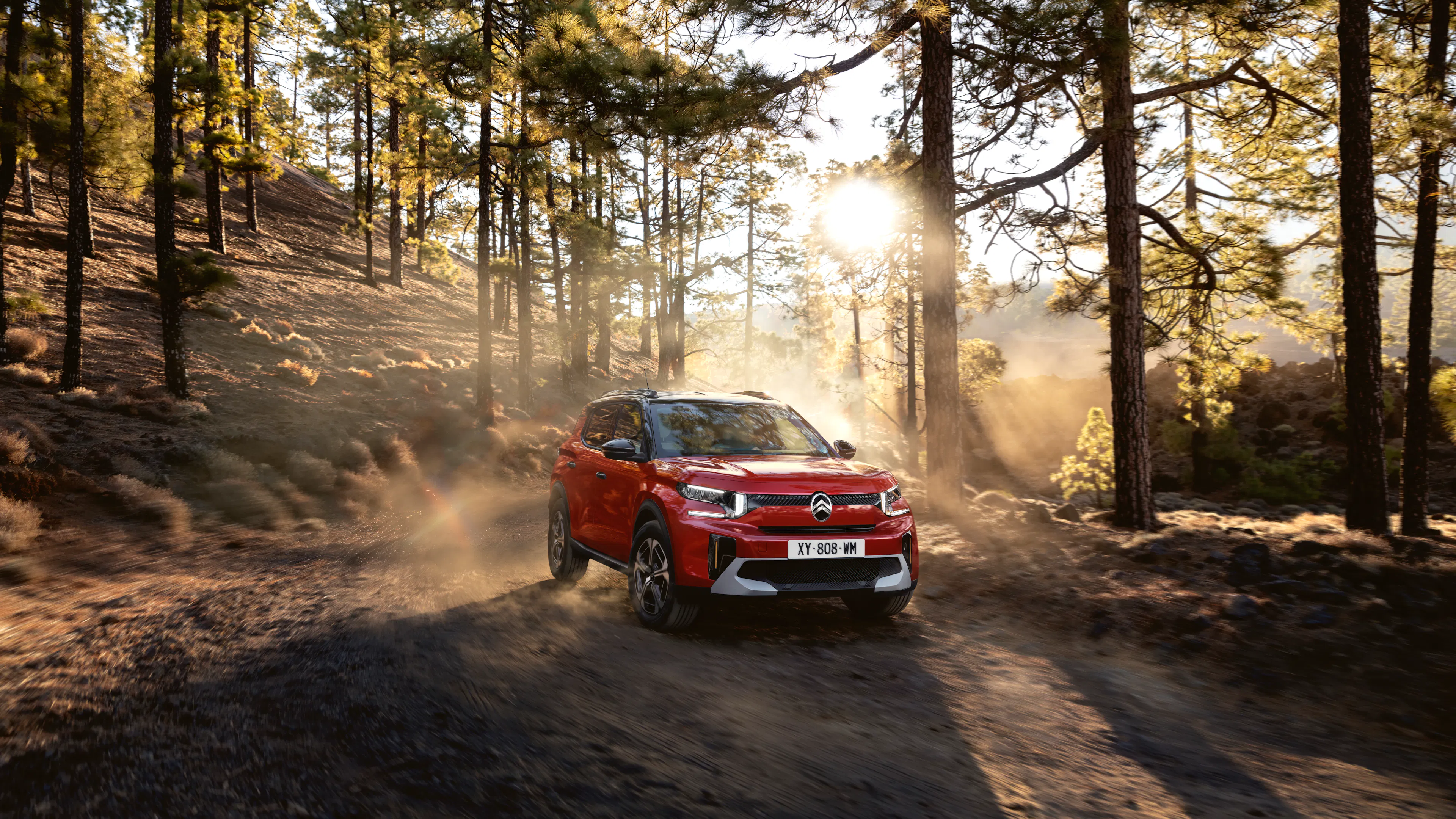 Ein roter Citroen C3 Aircross auf einer Waldlichtung
