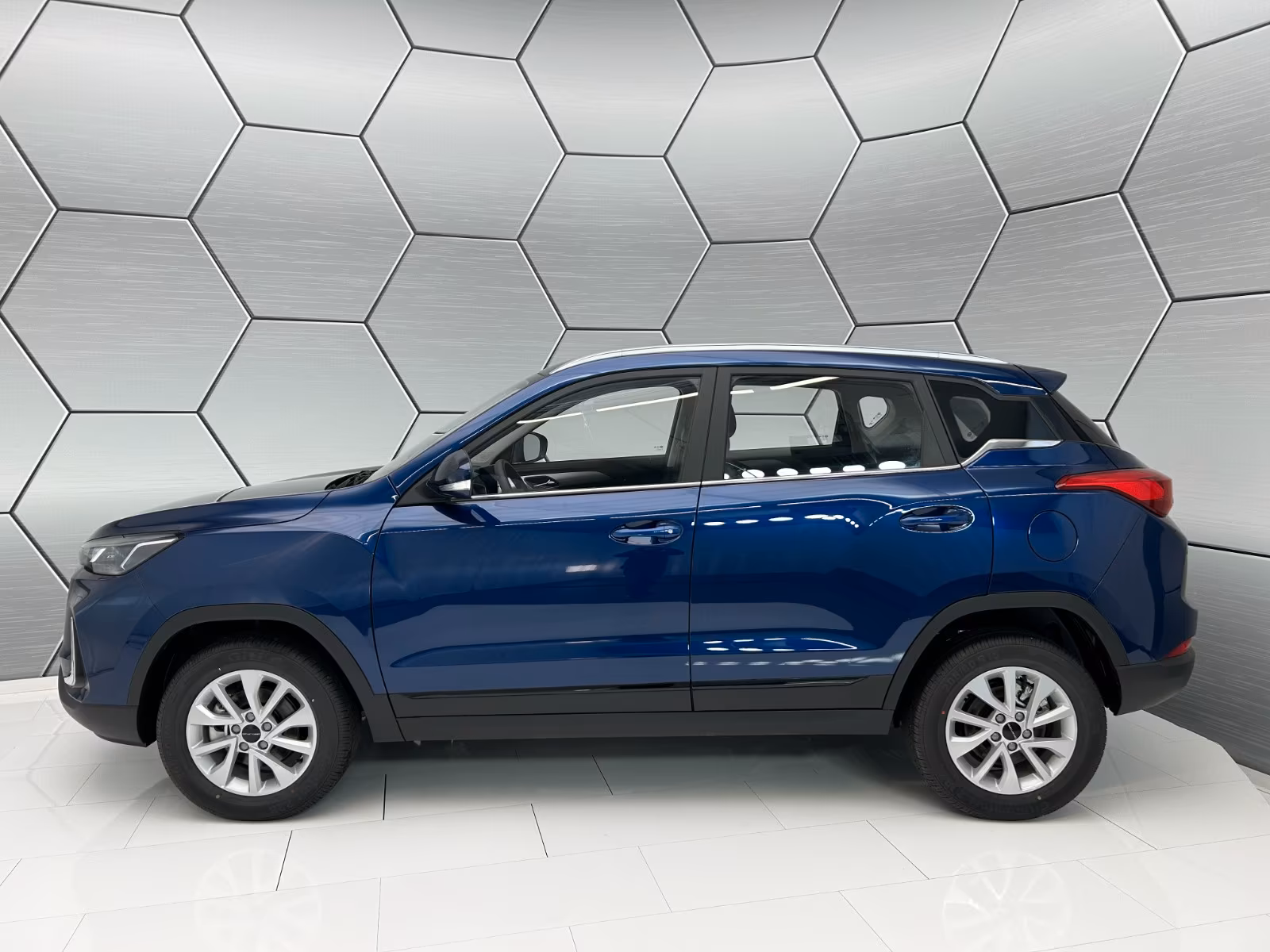 Ein blauer BAIC Beijing X35 steht beim Händler